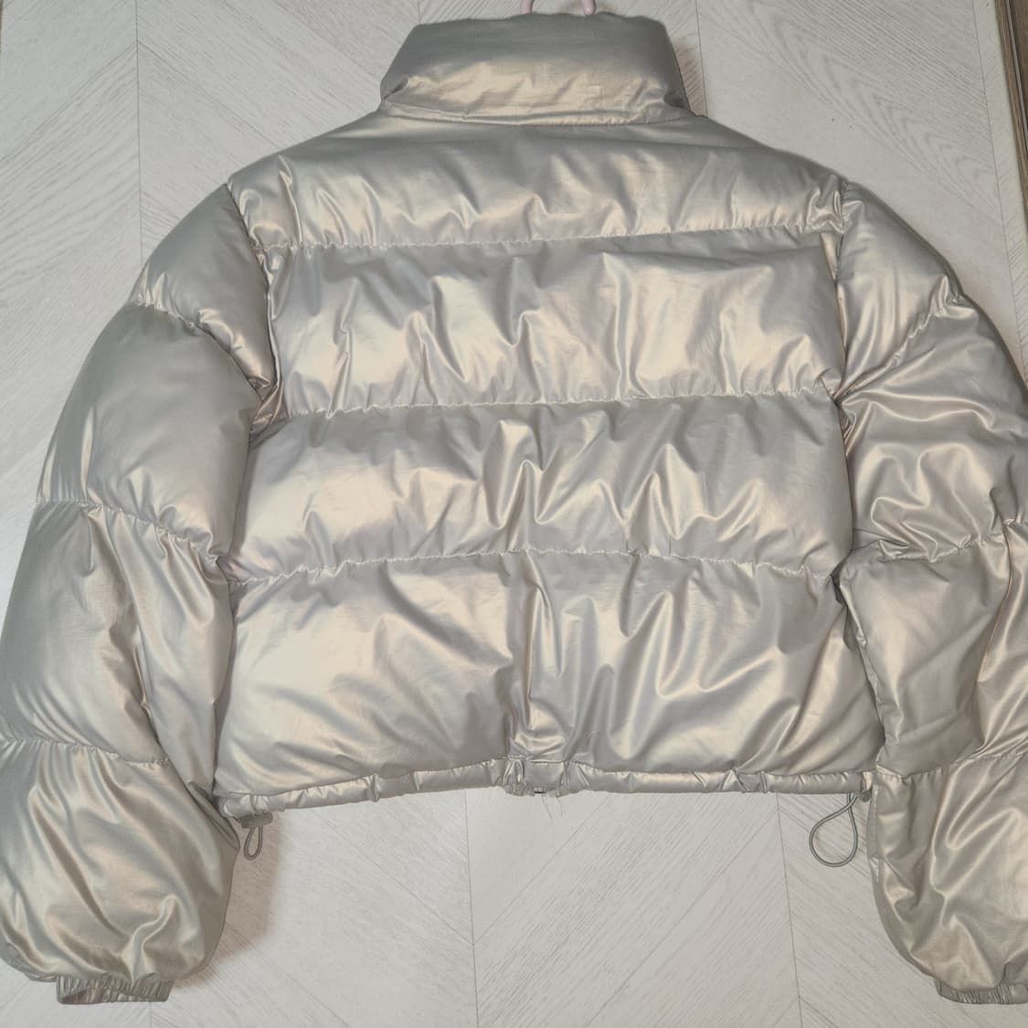 비터셀즈 BITTERCELLS 글로시 크롭 푸퍼 패딩 숏패딩 자켓 실버 상품이미지2
