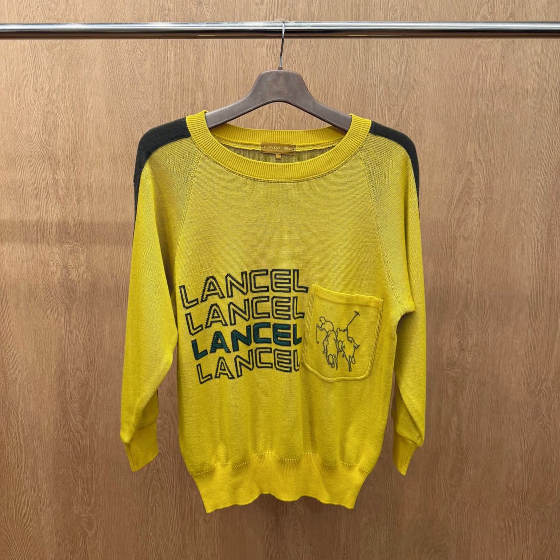 란셀 라운드넥 코튼 니트 배색 래글런 로고 레터링 디테일 옐로우 상품이미지2