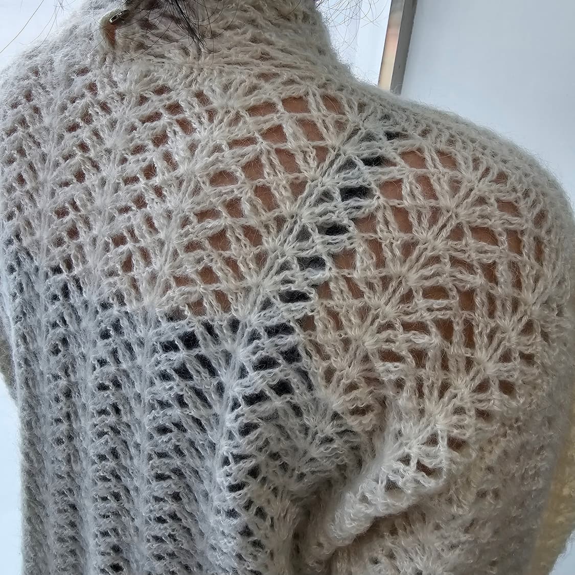 아이보리 모헤어 울 펀칭 시스루 하이넥 니트 상품이미지4