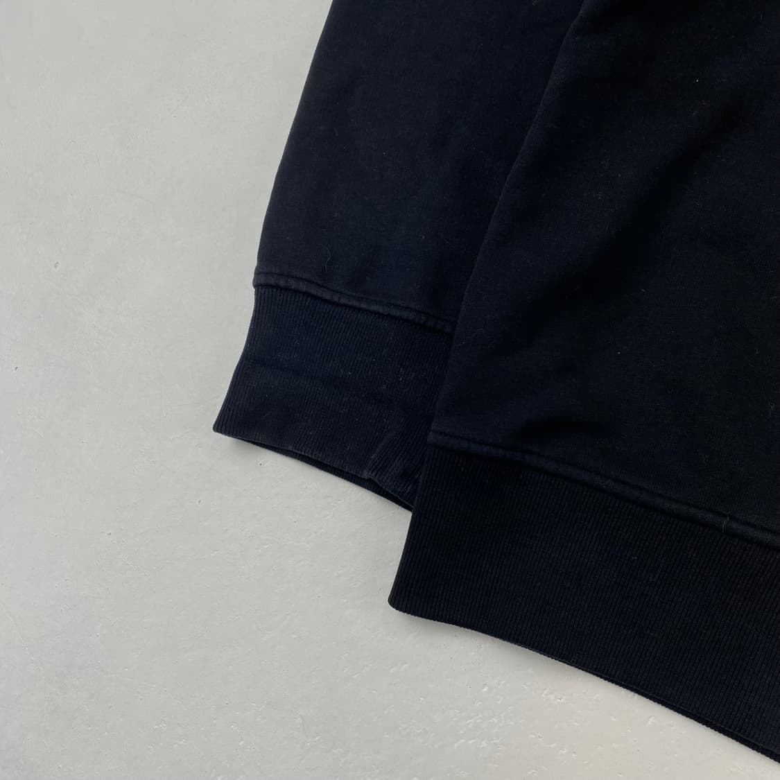 스톤아일랜드 와펜 블랙 맨투맨 (110) 상품이미지3