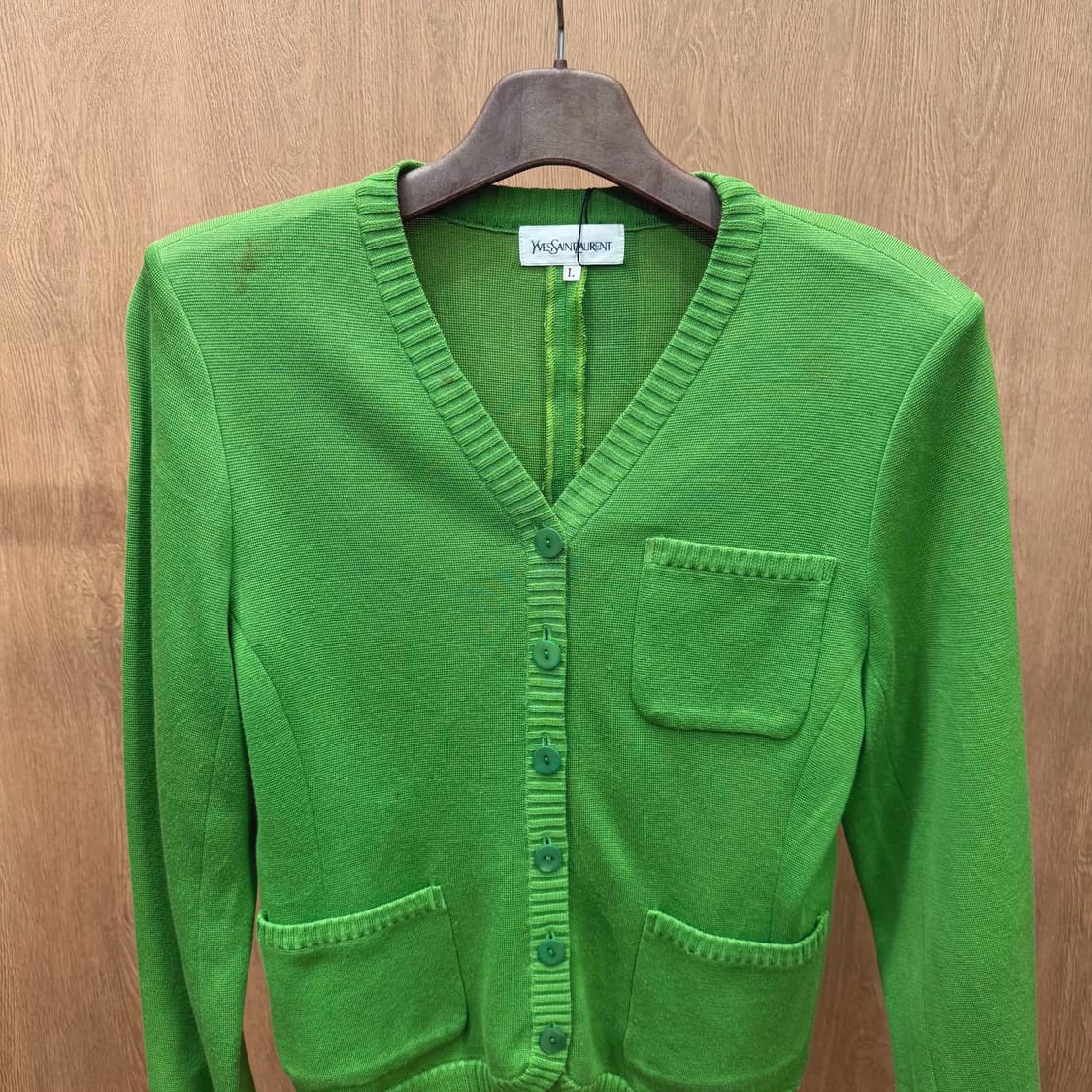입생로랑 브이넥 니트 가디건 패치 포켓 디테일 레귤러핏 그린 상품이미지4