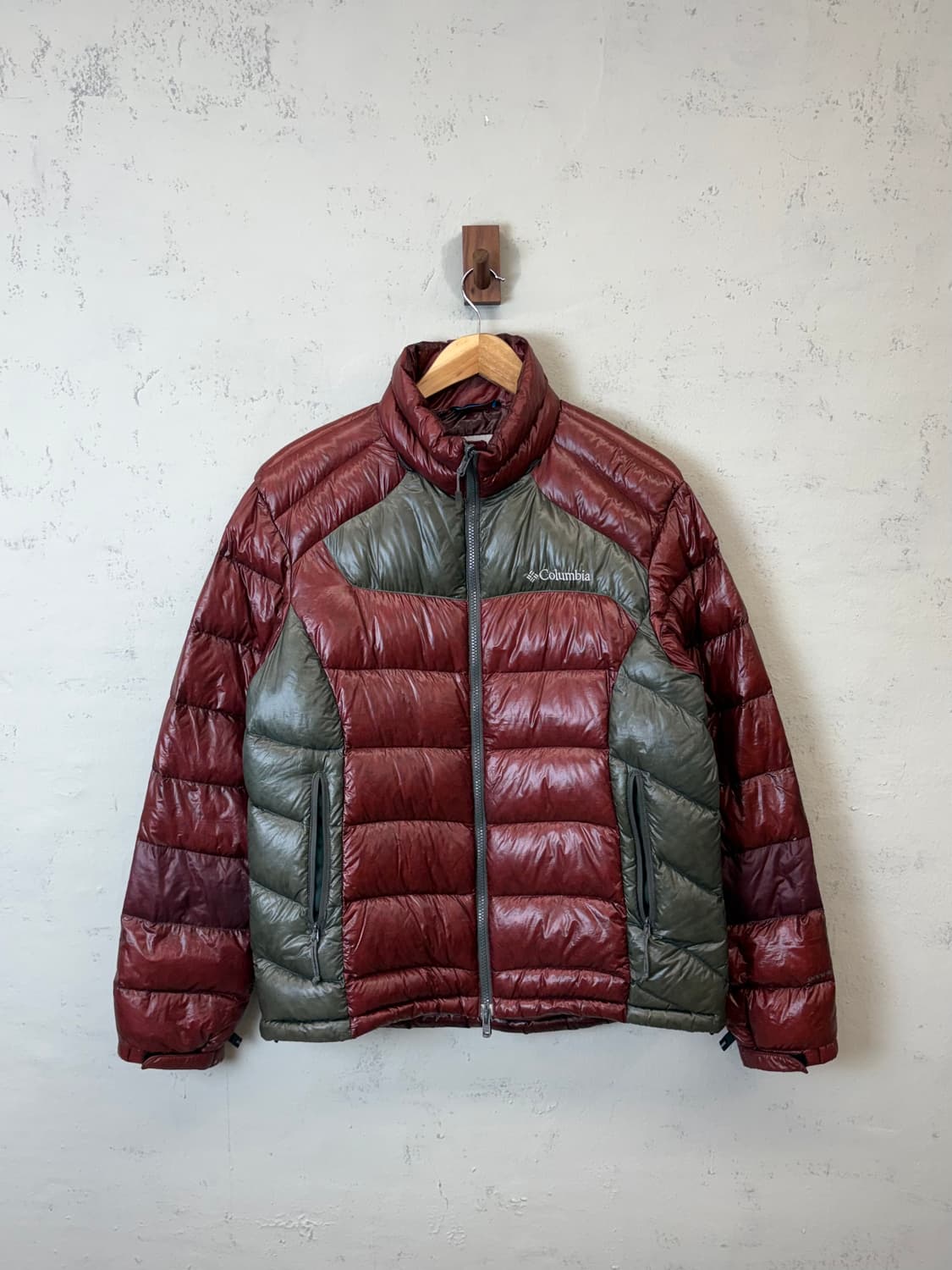 컬럼비아 구스다운 진격의 거인 경량패딩 상품이미지1