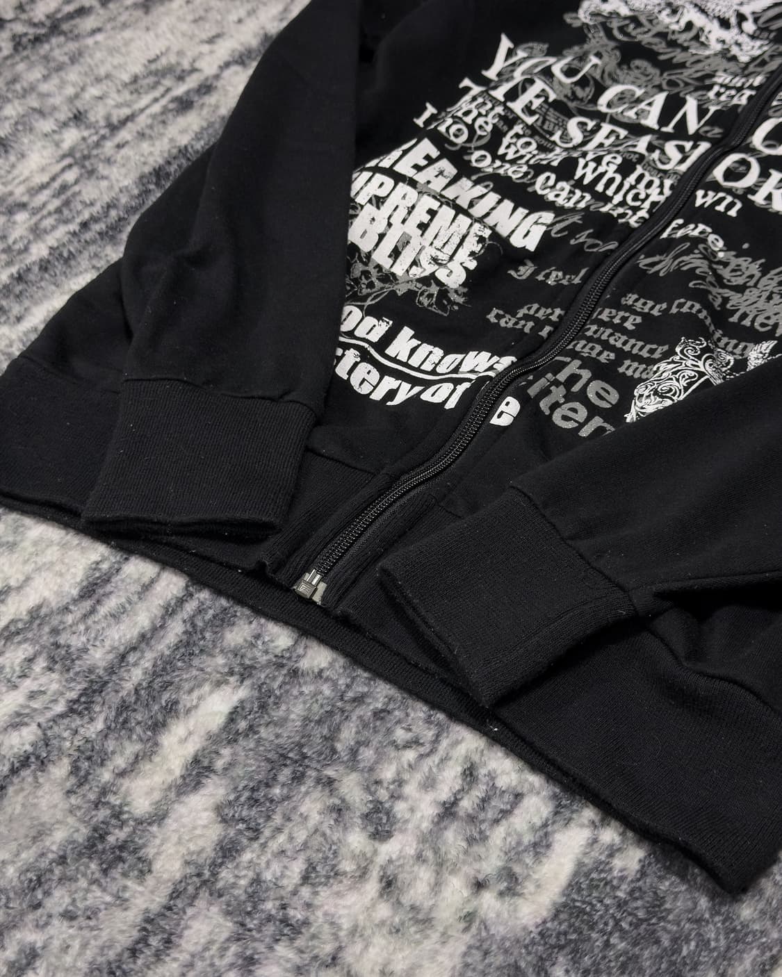 {BEAUMONT CARR} Typo Graphic Zip-up   - 상품이미지7