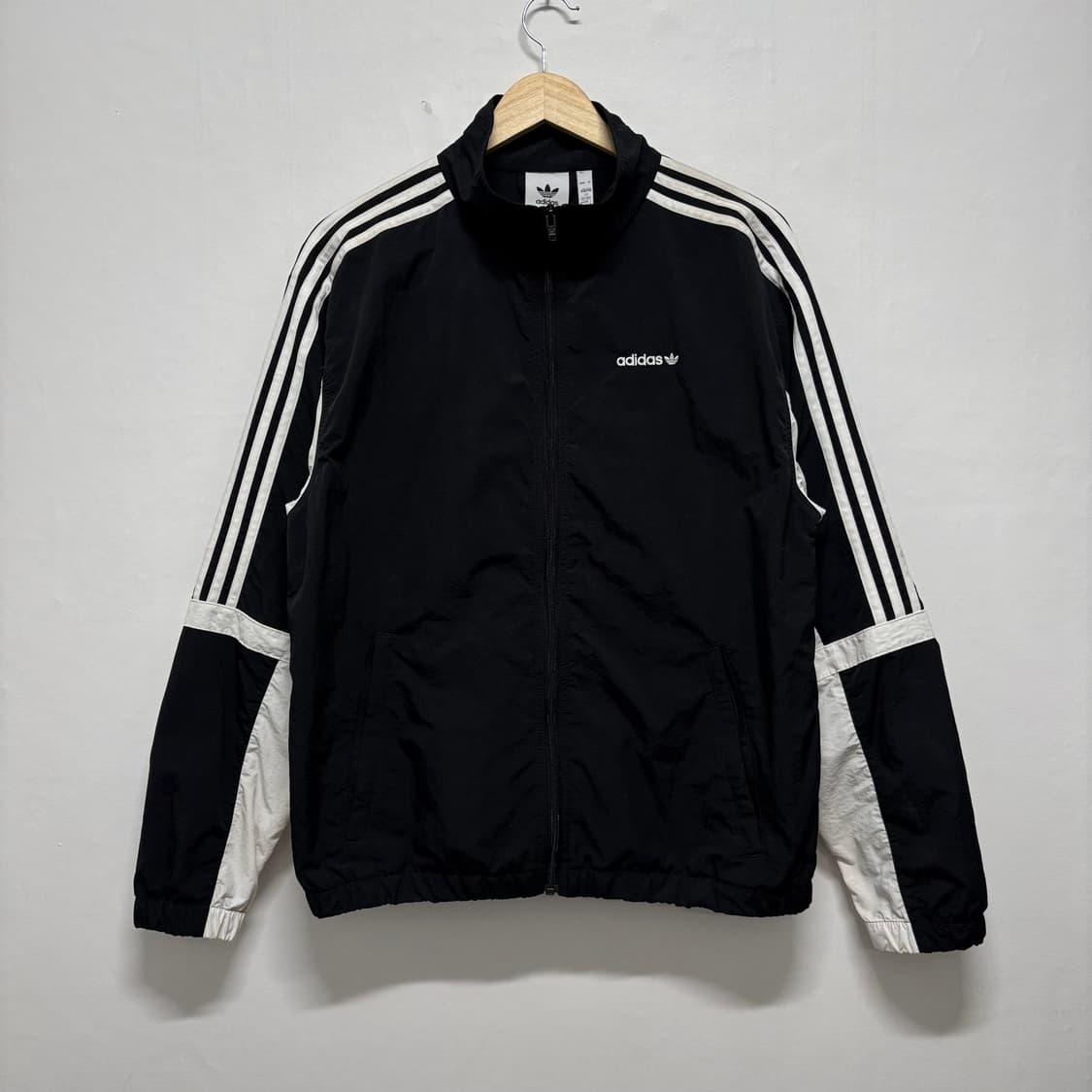 아디다스 검흰 빅로고 바람막이 상품이미지2