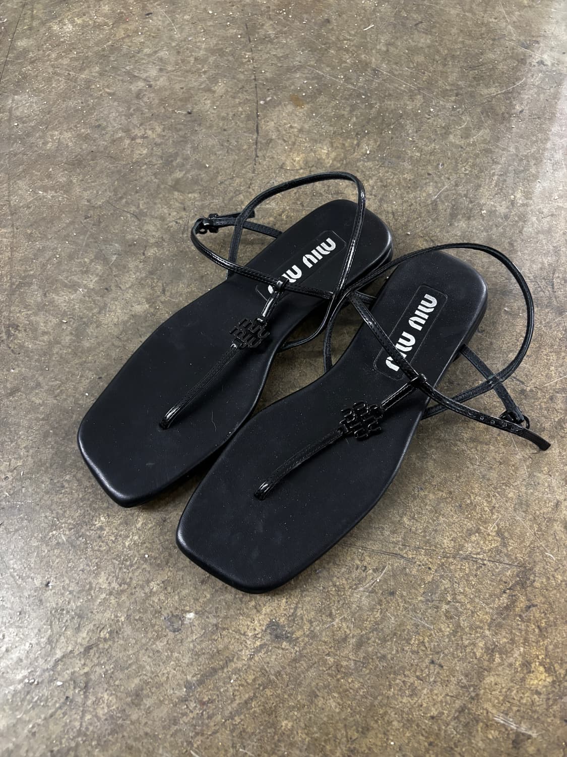 미우미우 로고 플라크 가죽 플랫 샌들 36 (한국사이즈230) 상품이미지4
