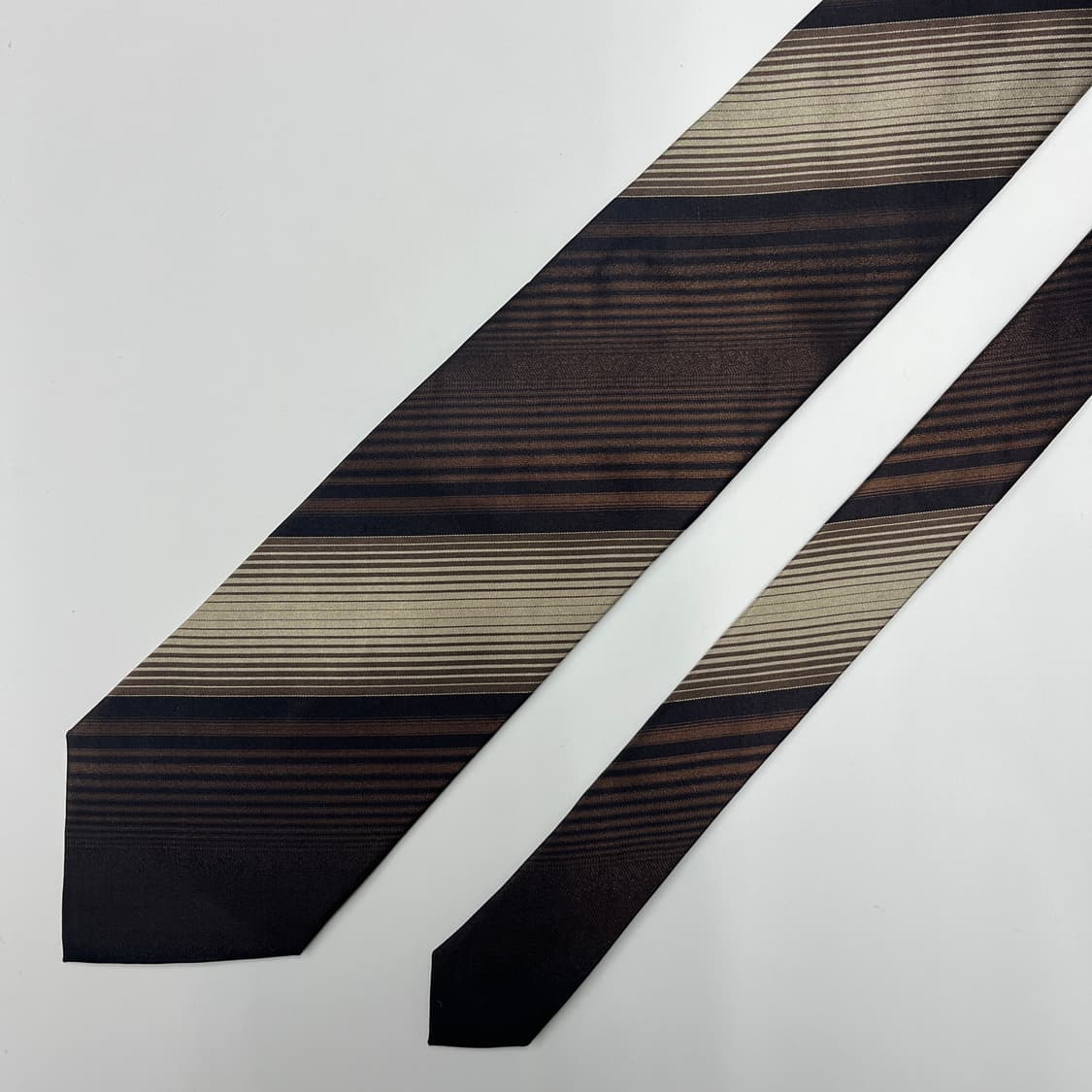 정품 명품 입생로랑 넥타이 9.7cm 다크브라운 사선 상품이미지3