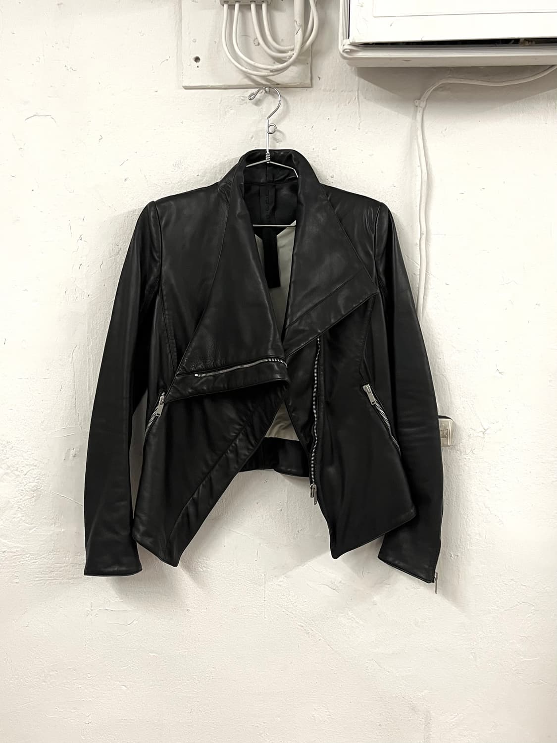 가레스퓨 2012FW 아카이브 램스킨 레더 비대칭 하이넥 자켓 상품이미지6