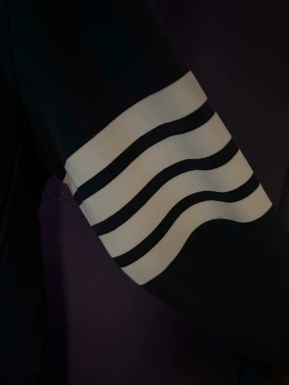 톰브라운 4선 완장 자수 맨투맨 네이비 상품이미지1