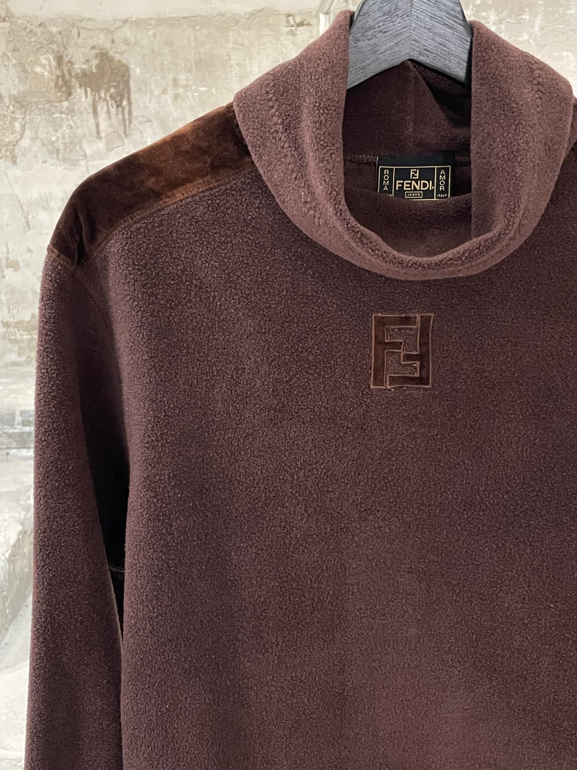 펜디 브라운 센터 로고 터틀넥 플리스 상품이미지2