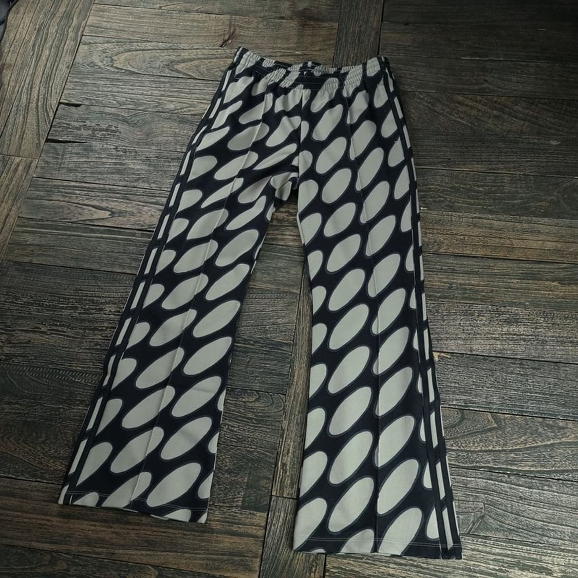 [아디다스 x 마리메꼬] 기하학 패턴 와이드 부츠컷 트랙팬츠 M18655 상품이미지1