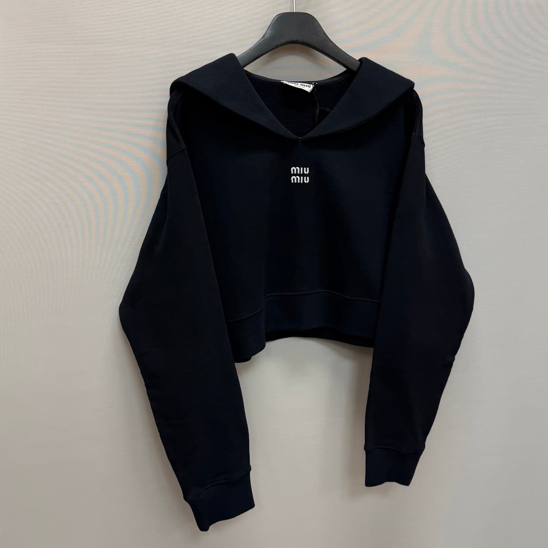 미우미우 로고 코튼 크롭 맨투맨 (크롭 오버핏 ) 상품이미지2