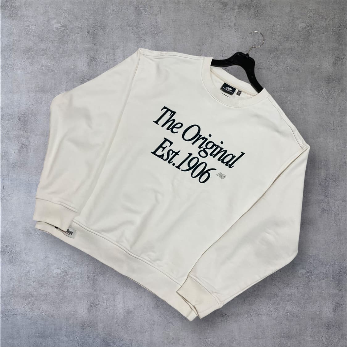 뉴발란스 스펠아웃 아이보리 맨투맨 상품이미지1