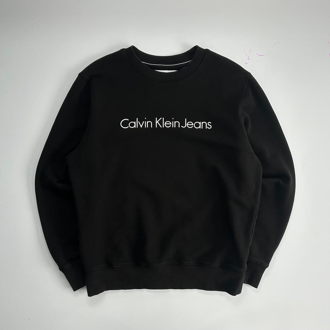 Calvin Klein Jeans 스펠아웃로고 블랙 맨투맨 상품이미지3