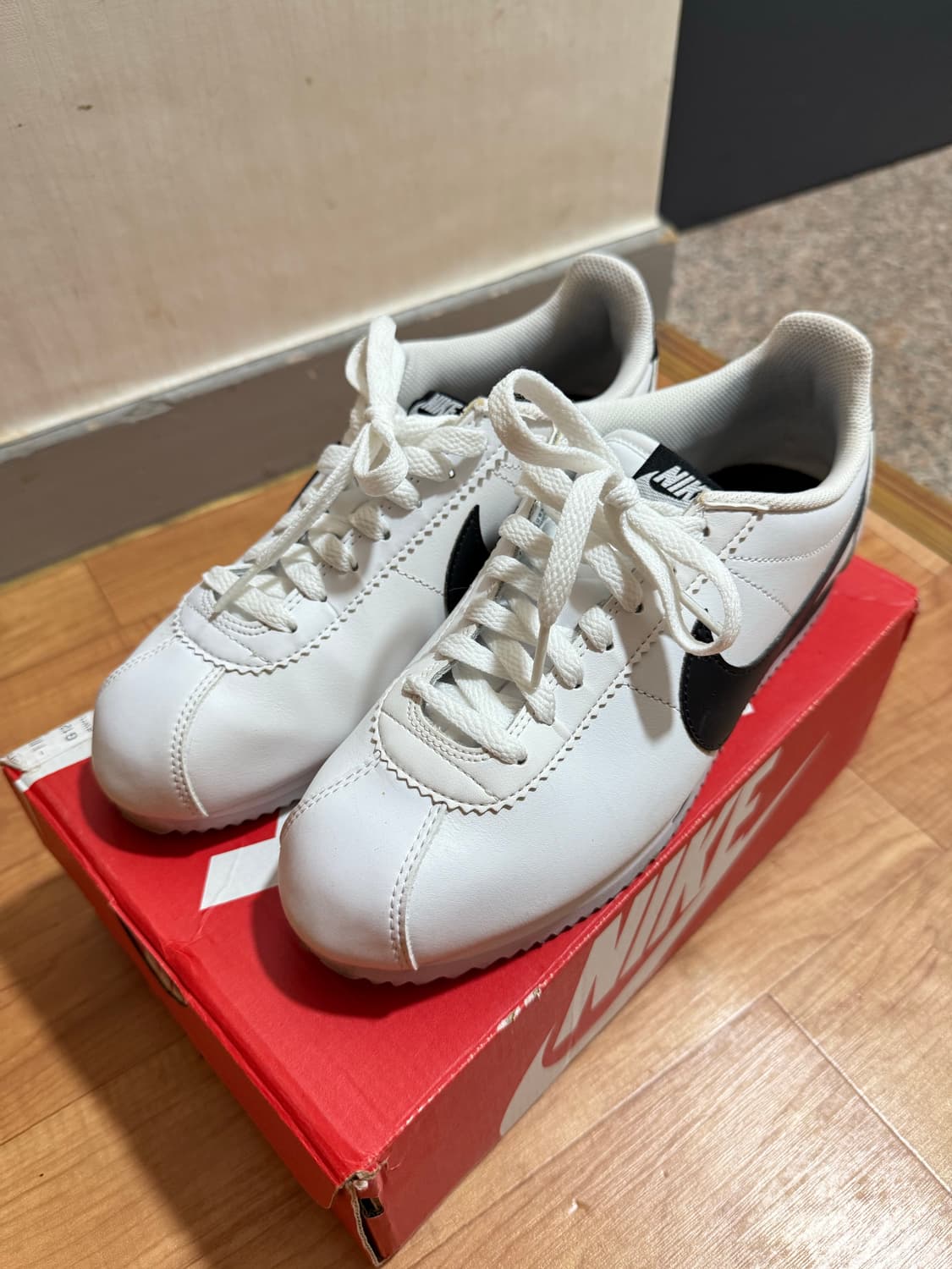 나이키 코르테즈 흰검 레더 250 상품이미지1