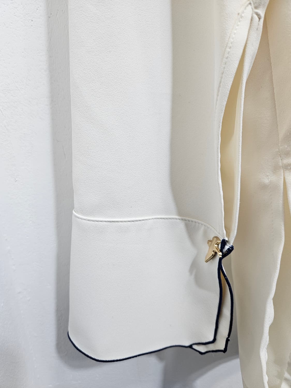 듀엘(DEWL) 브이넥 선파이핑 블라우스, 아이보리 상품이미지7