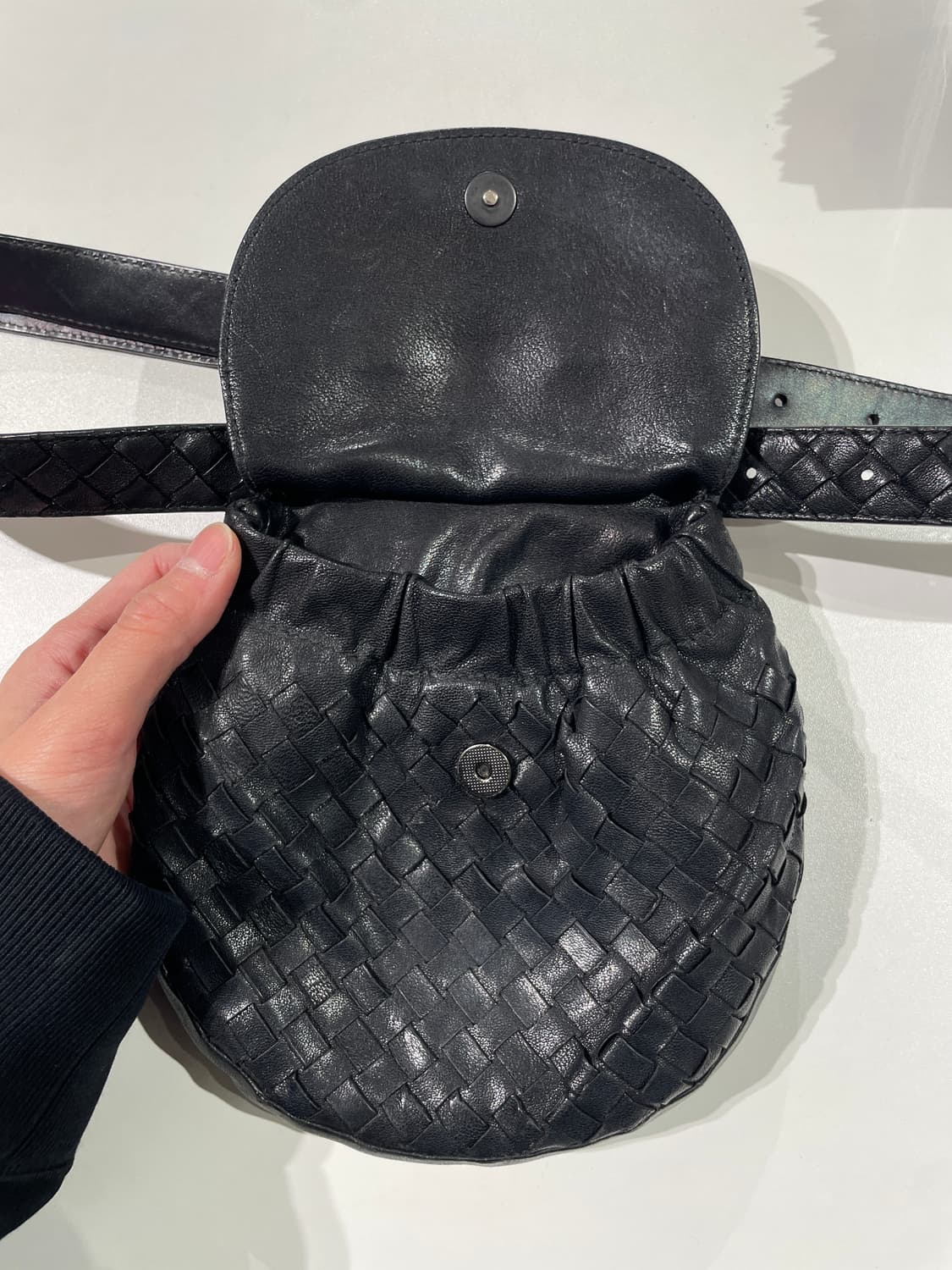 보테가 베네타 블랙 인트레치아토 레더 벨트백 상품이미지6