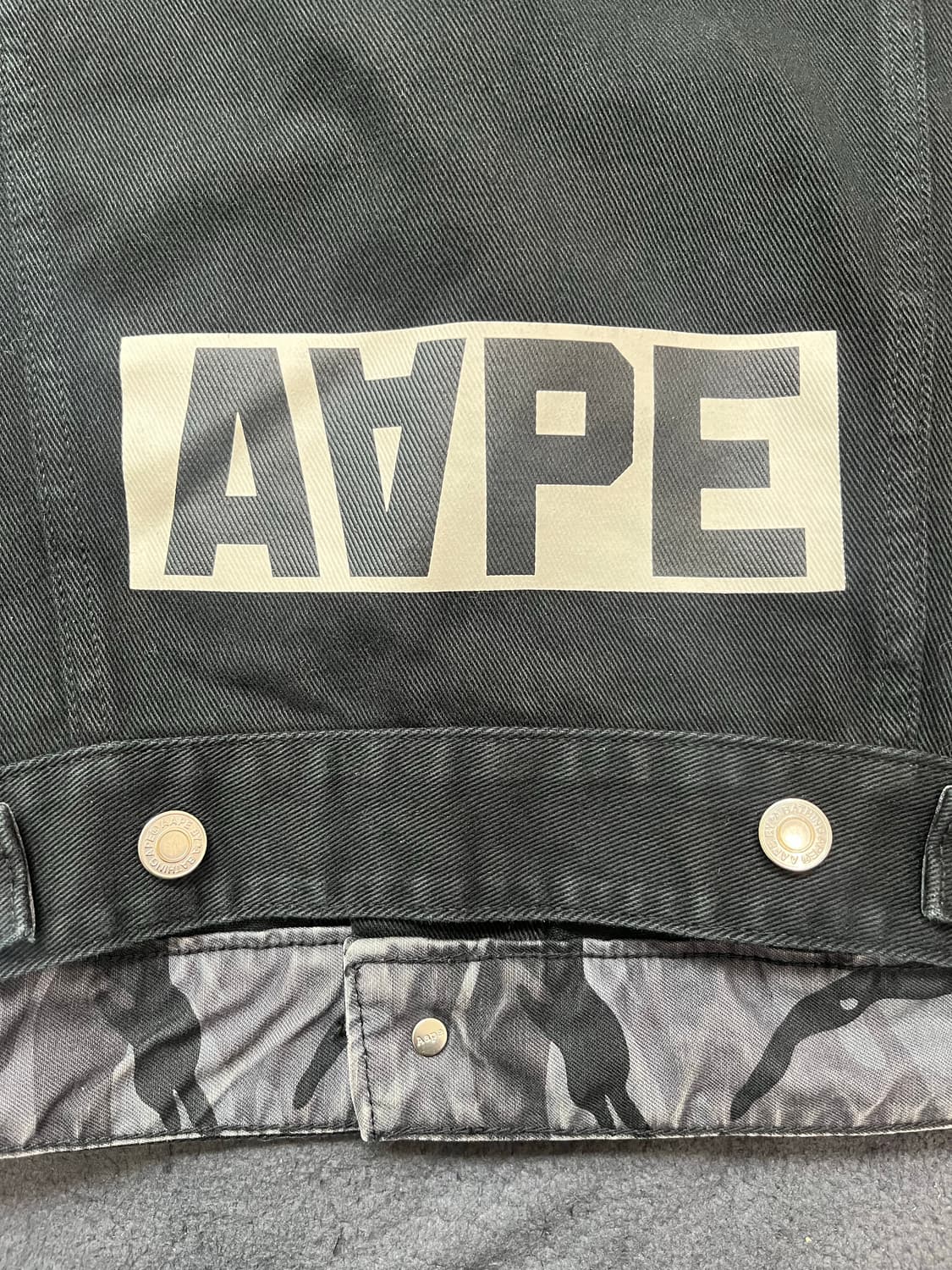 [L] 에이프 카모 흑청 트러커 데님 자켓 베이프 상품이미지6
