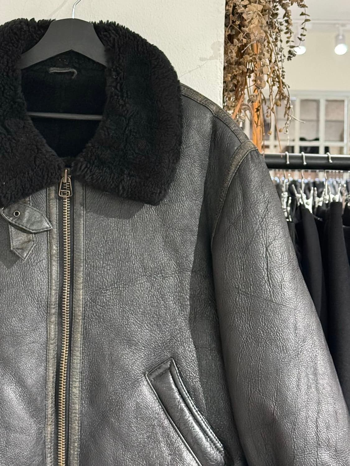 영 쉽스킨 미군 B-3 블랙 무스탕 자켓 상품이미지3