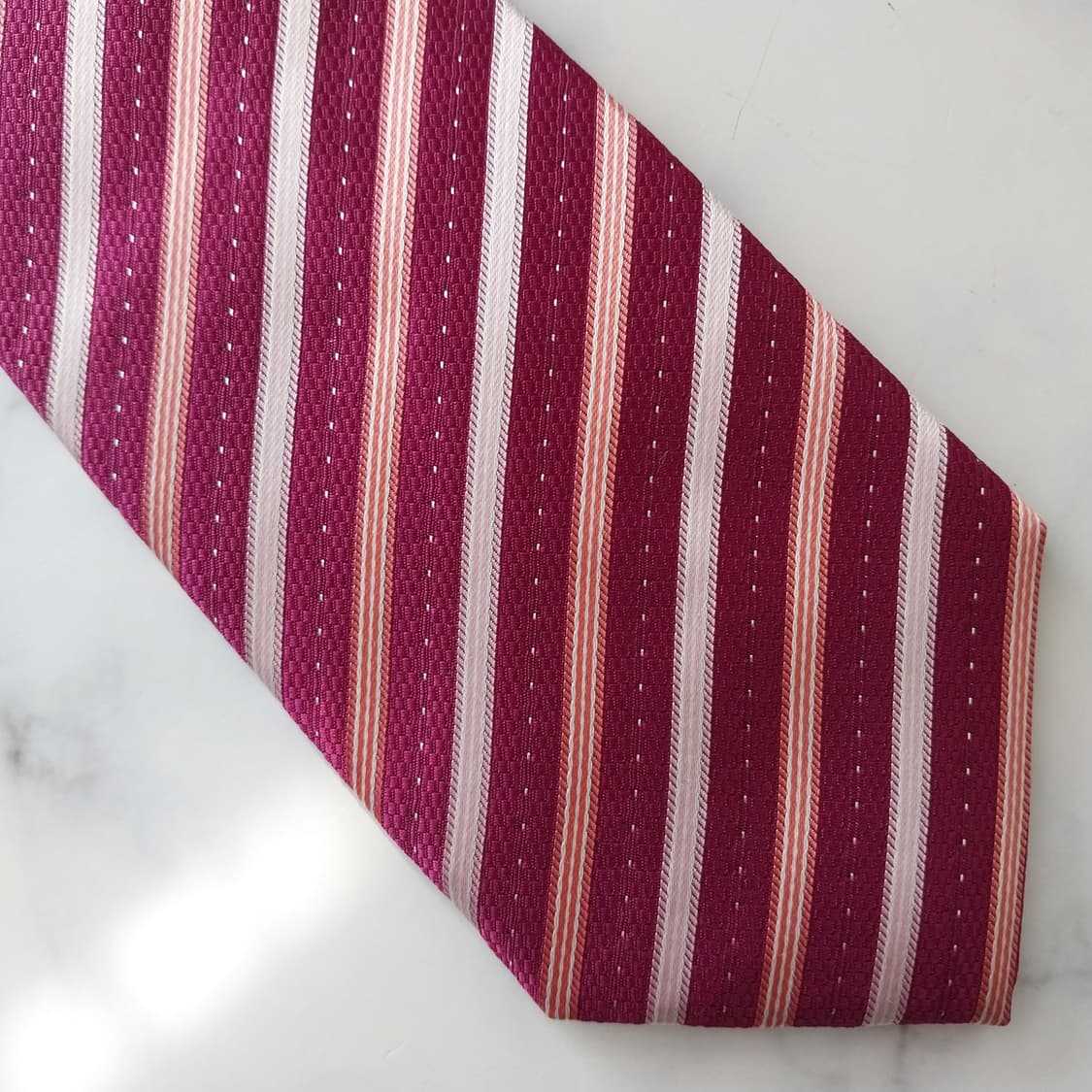 아쿠아스큐텀 실크 버건디 스트라이프 넥타이 9cm A+등급 K1127
 상품이미지9