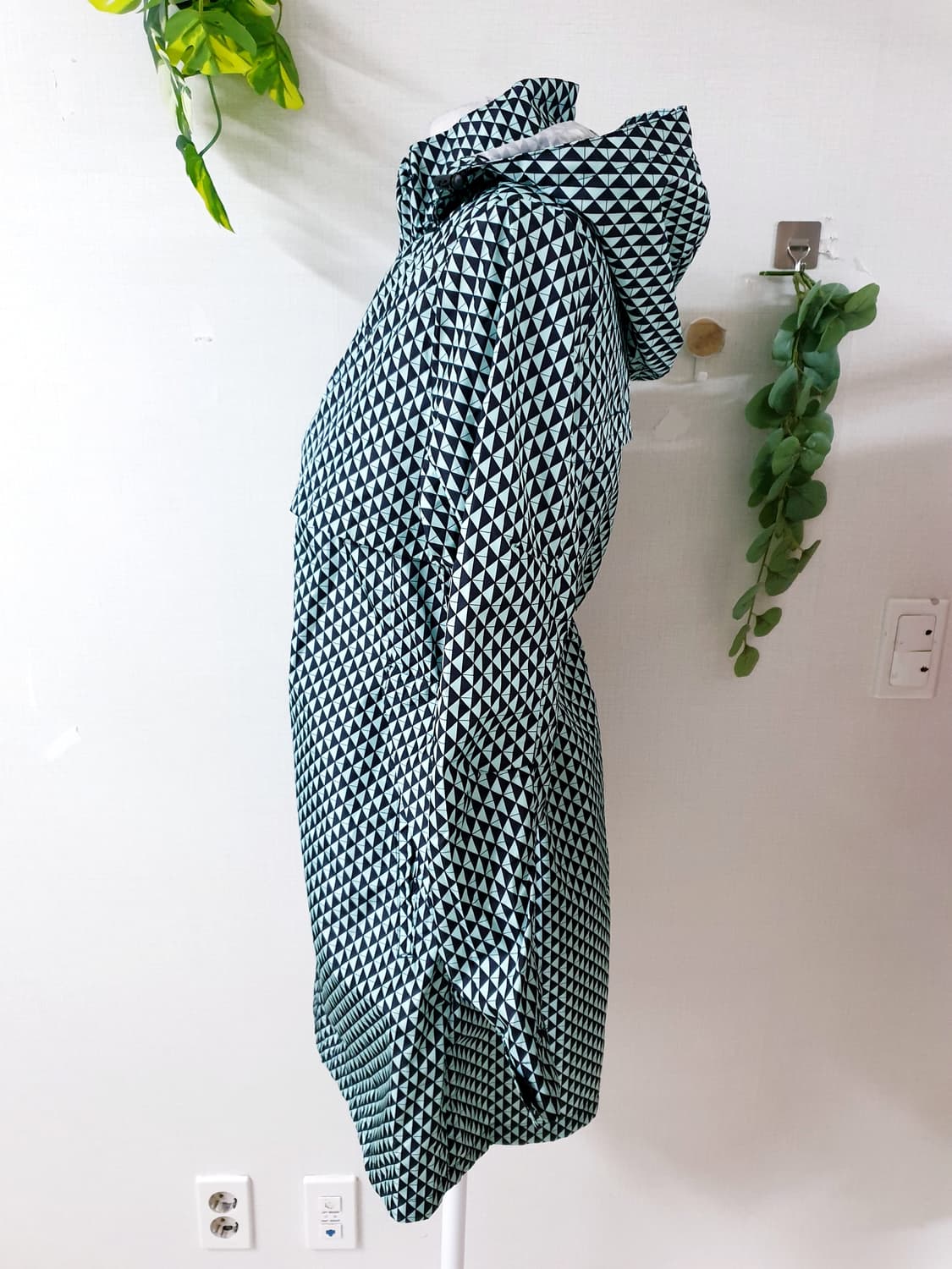마모트 22ss 여성등산 패턴 롱바람막이 95 블랙그린 상품이미지6