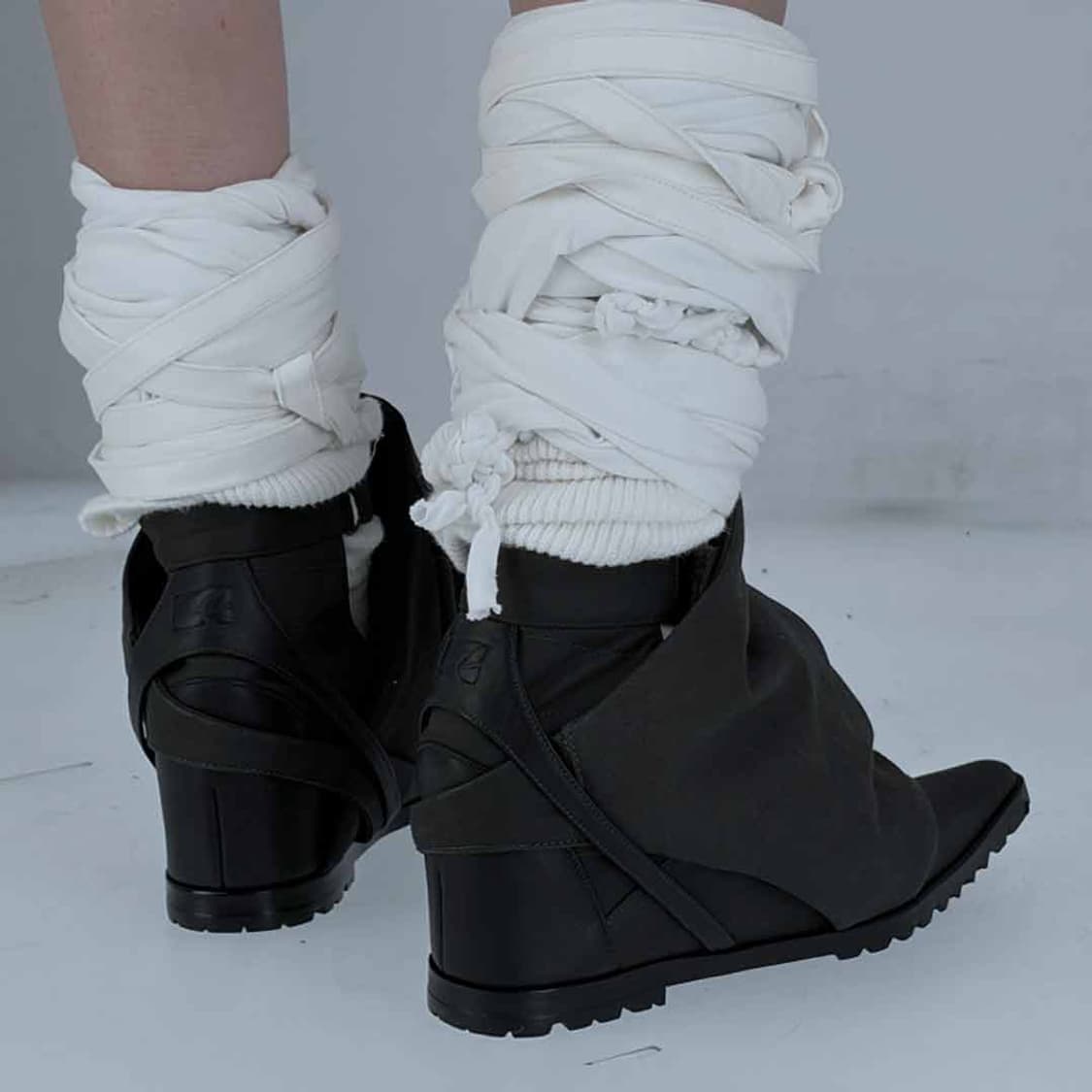 (245) 25AW 패디드-커버드 웻지 힐 01 / 애쉬 블랙 상품이미지1