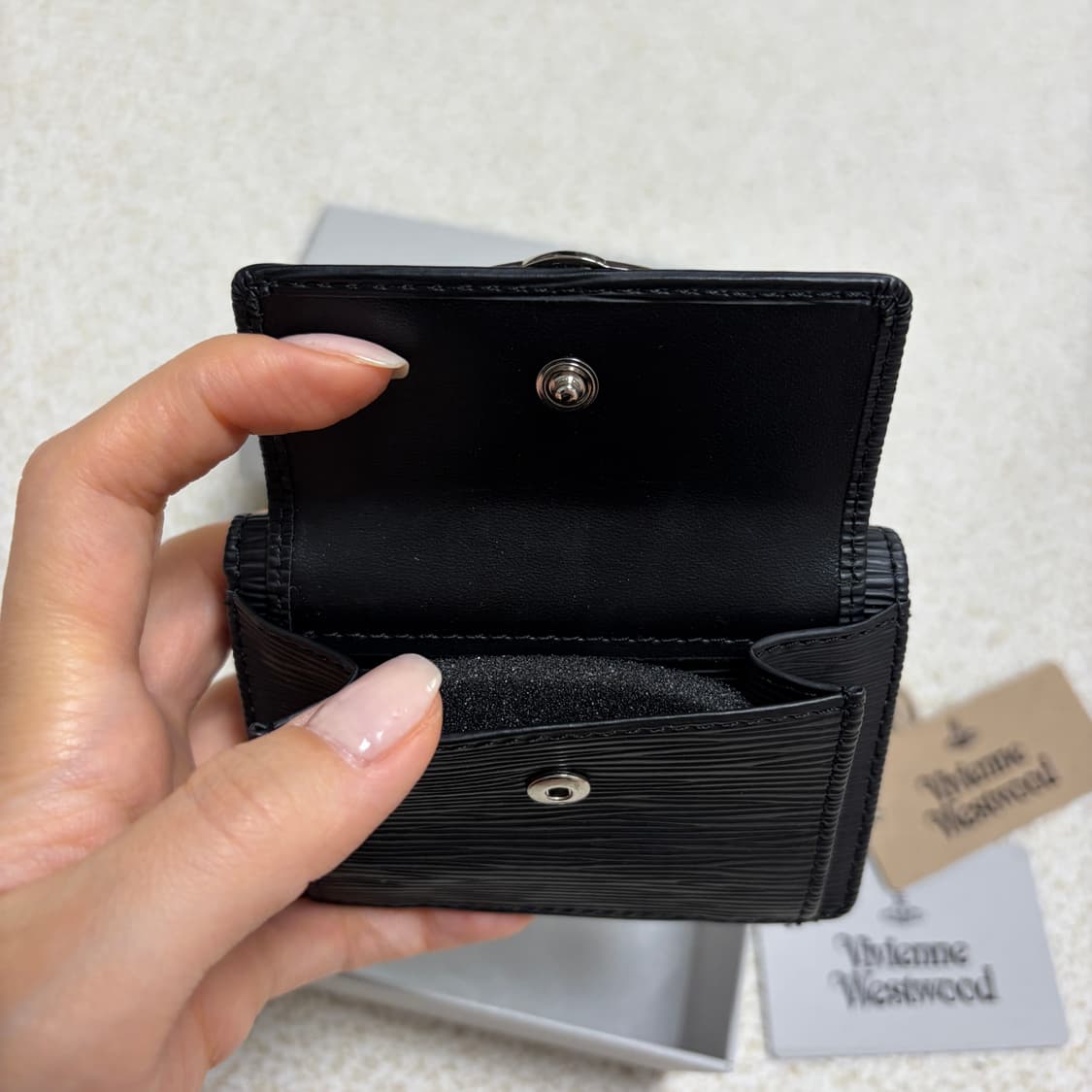 비비안웨스트우드 로고 스몰 플랩 반지갑 블랙 상품이미지2