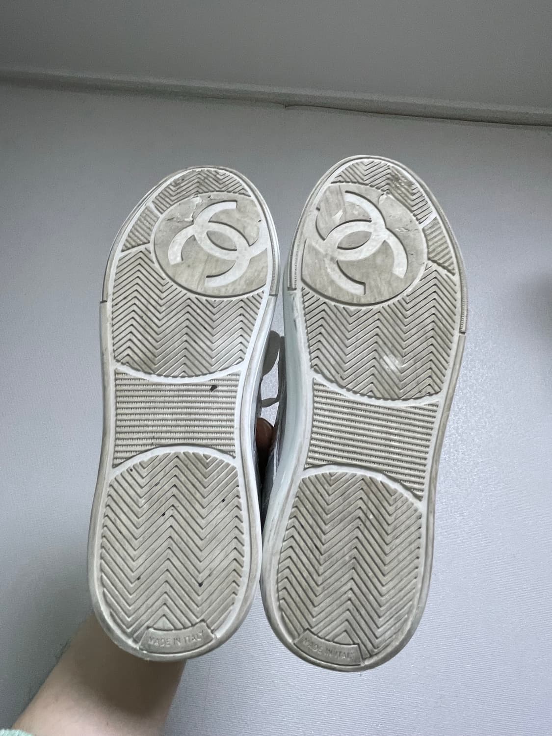 [38.5] 샤넬 CC 로고 포스 라미네이트 실버 스니커즈 상품이미지9