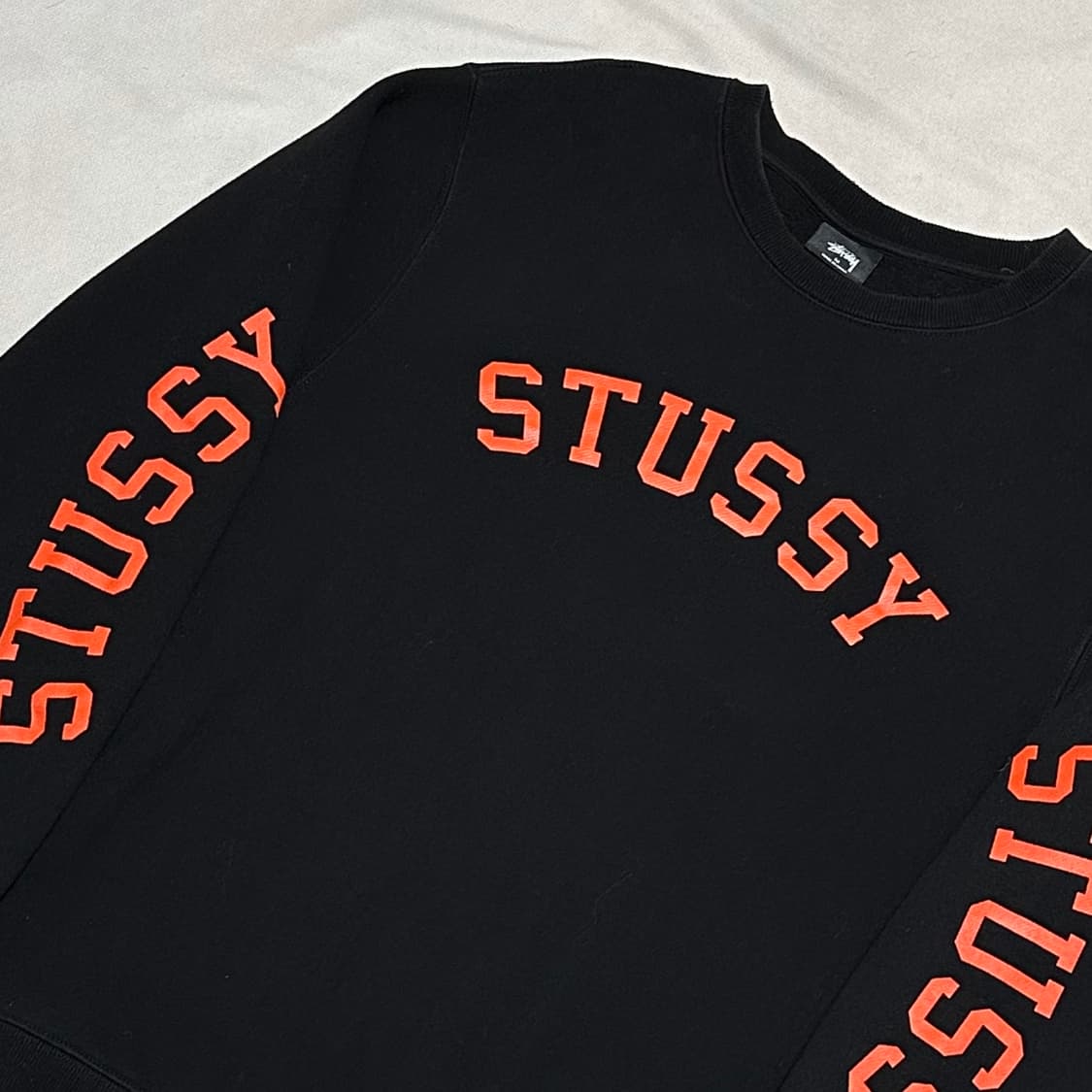 M 스투시 오렌지 로고 블랙 맨투맨  상품이미지1