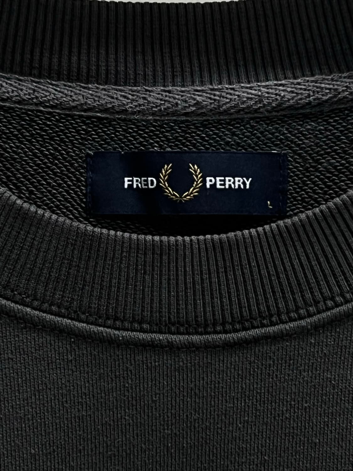 프레드페리 자수로고 맨투맨 차콜 상품이미지4