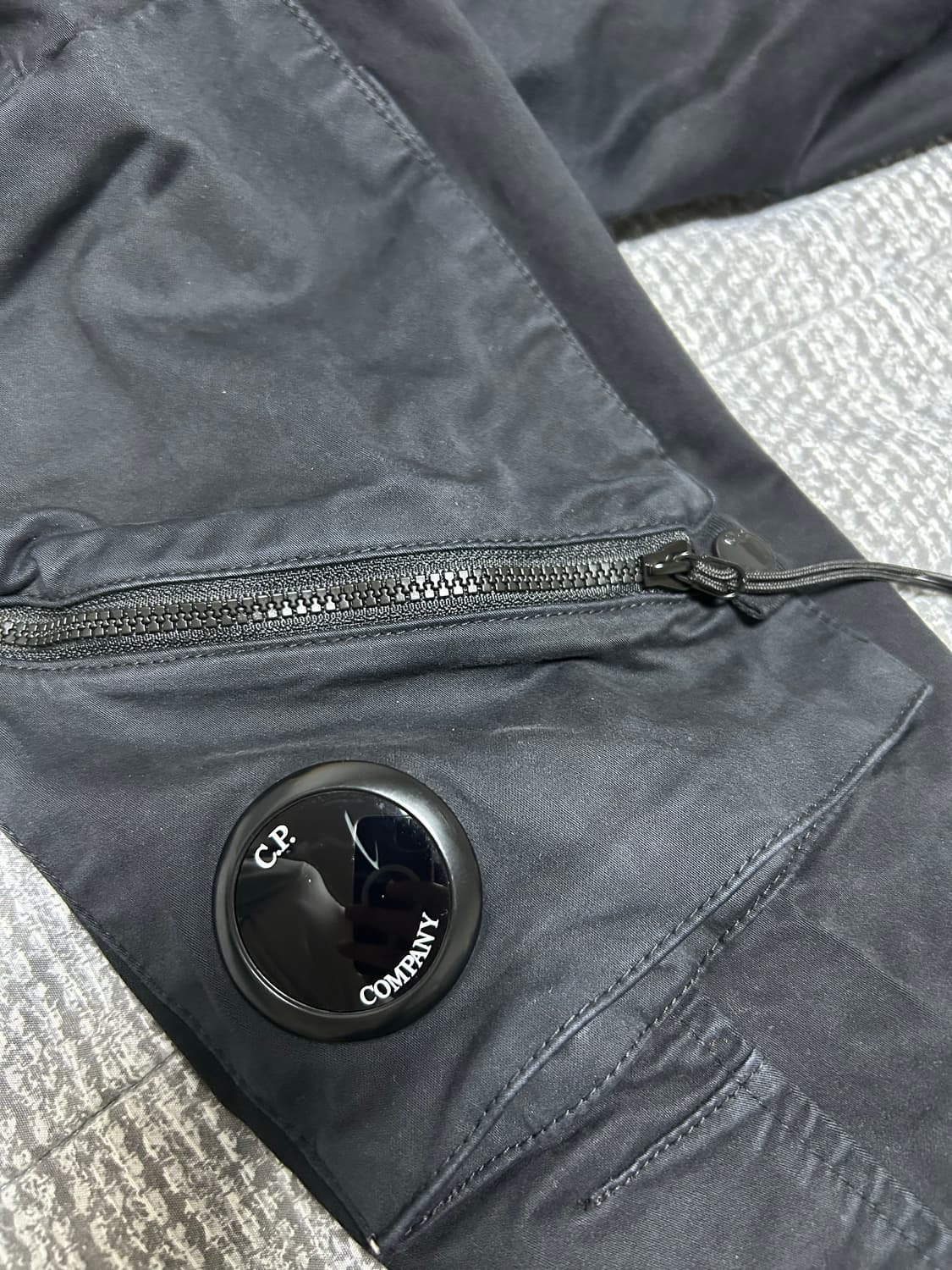 (사용감없음)cp company 렌즈 블랙카고팬츠 32(50) 상품이미지4