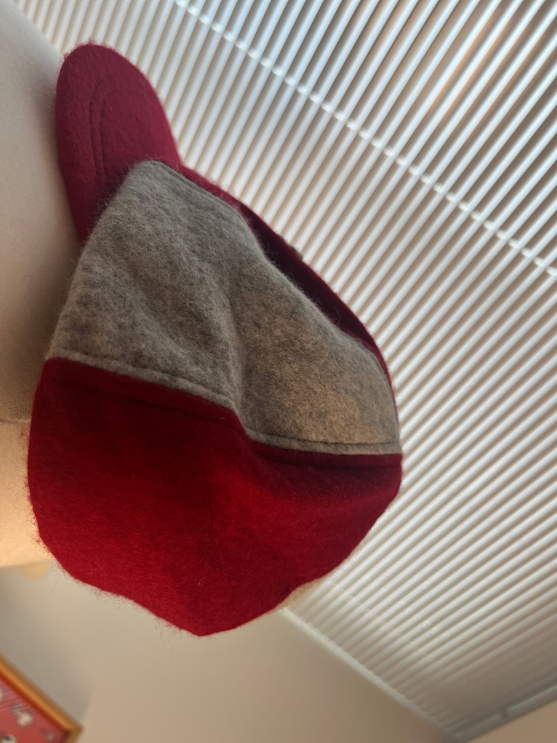 비즈빔 발리스틱 백팩 20L입니다 베이스 블랙컬러 밑은 브라운 스웨이드로 상품이미지2