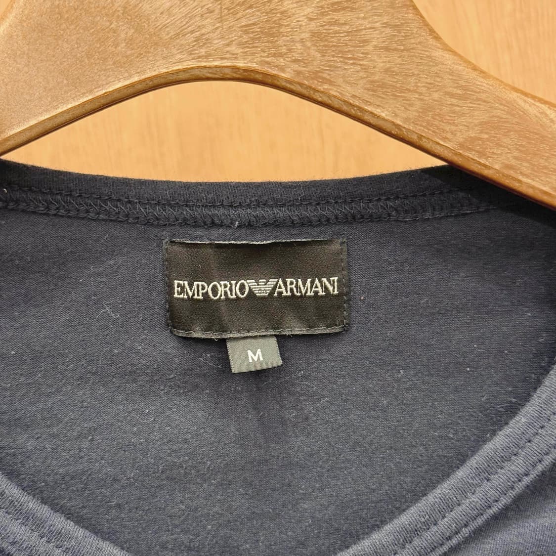 엠포리오 아르마니 브이넥 반팔 크리스탈 이글 로고 디테일 블랙 상품이미지7