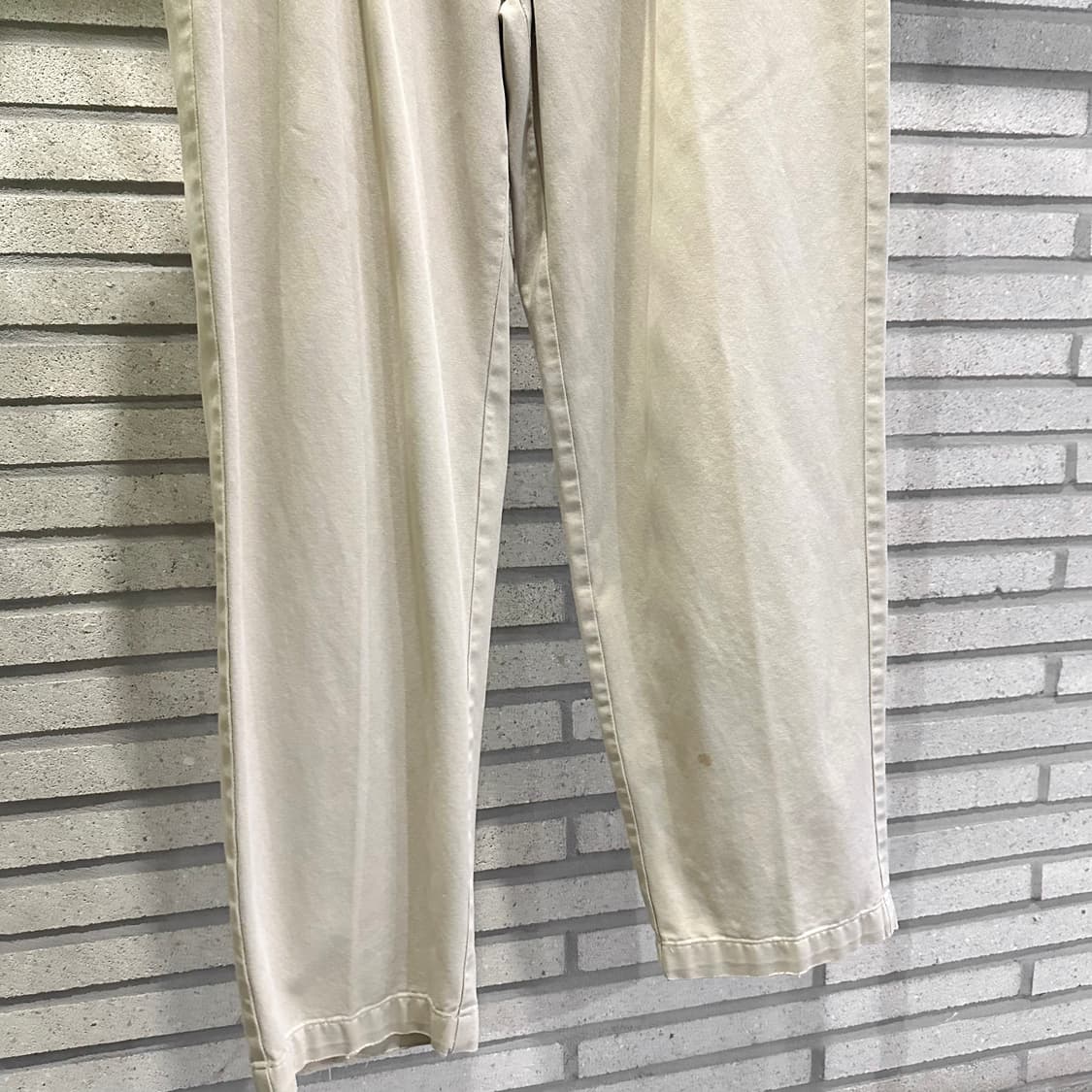 폴로 랄프로렌 투턱 테이퍼드 치노팬츠 후면패치 디테일 크림 상품이미지5