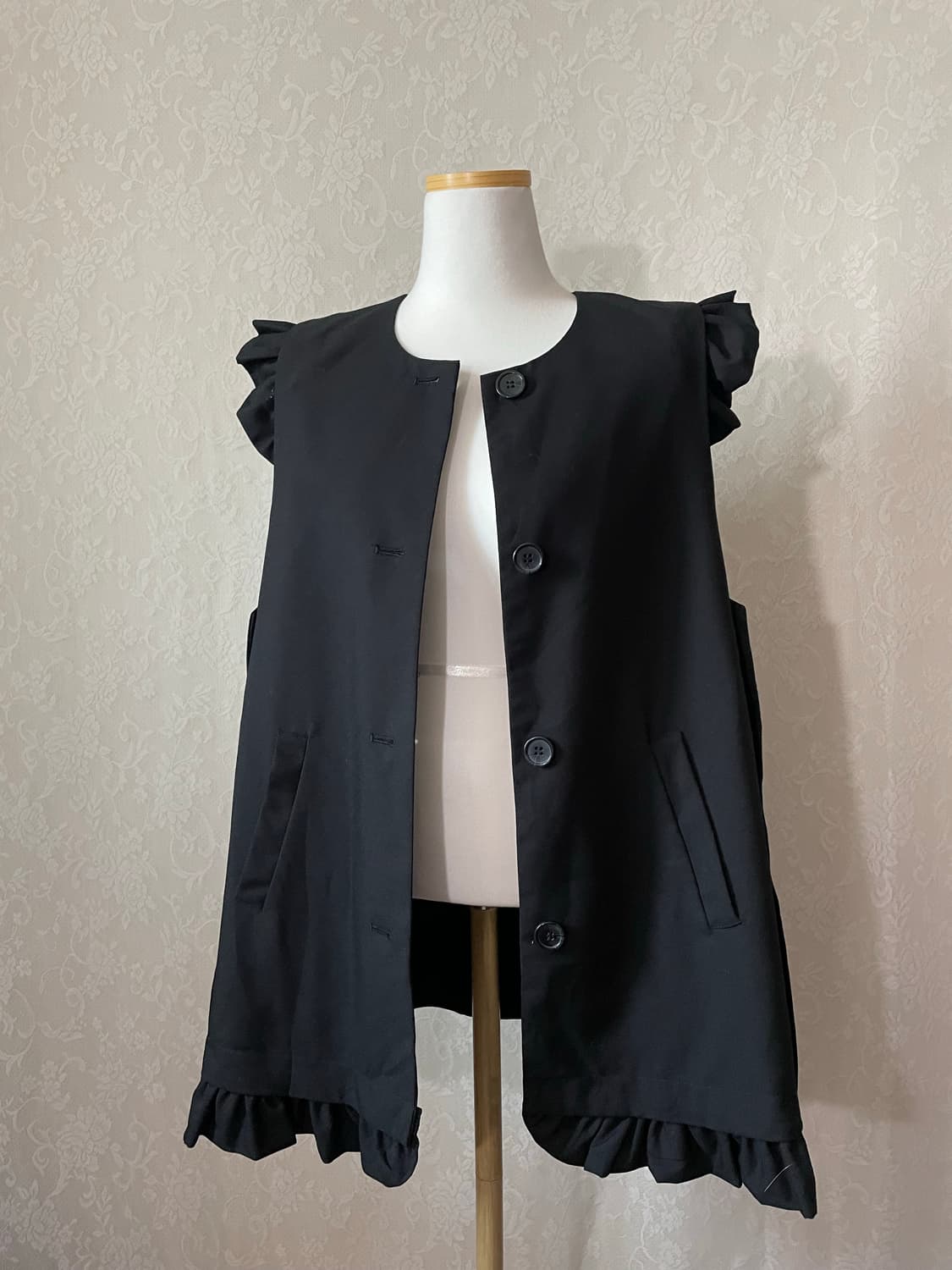 미니멀 블랙 프릴 베스트 탑 상품이미지5