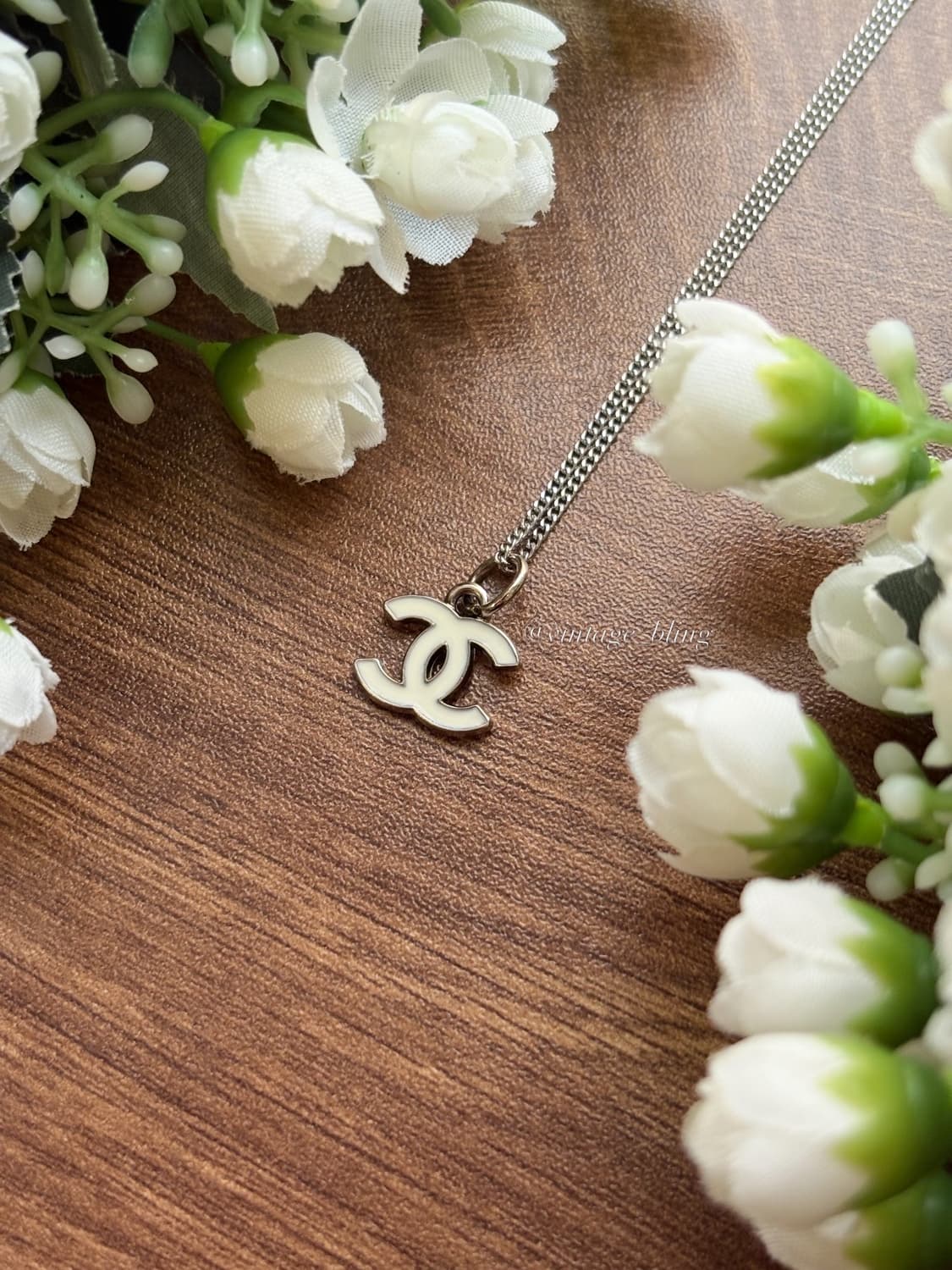 화이트) 샤넬 심플 미니 로고 실버 목걸이  상품이미지1