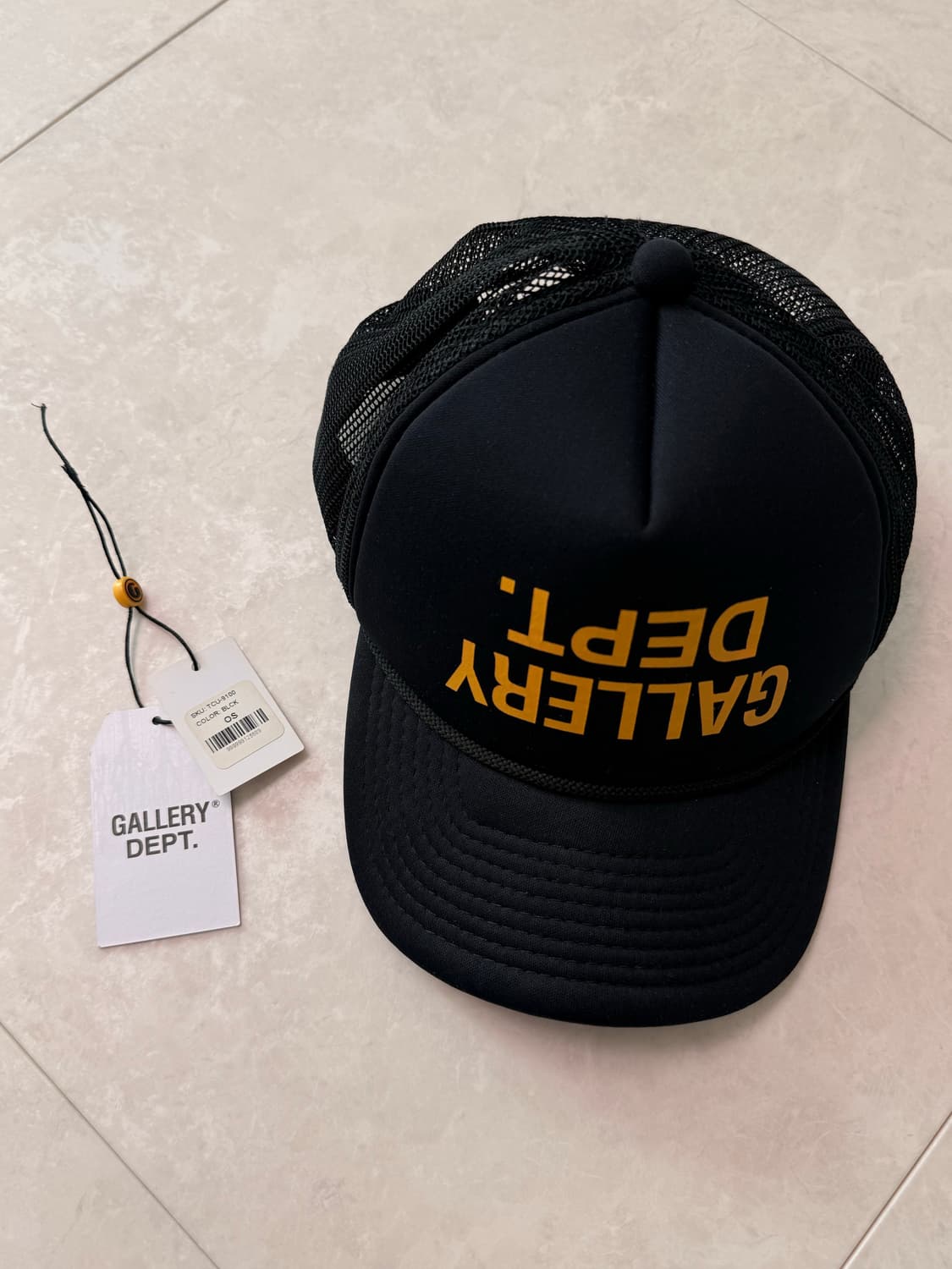 갤러리 디파트먼트 퍽드 업 트러커 캡 블랙 상품이미지1