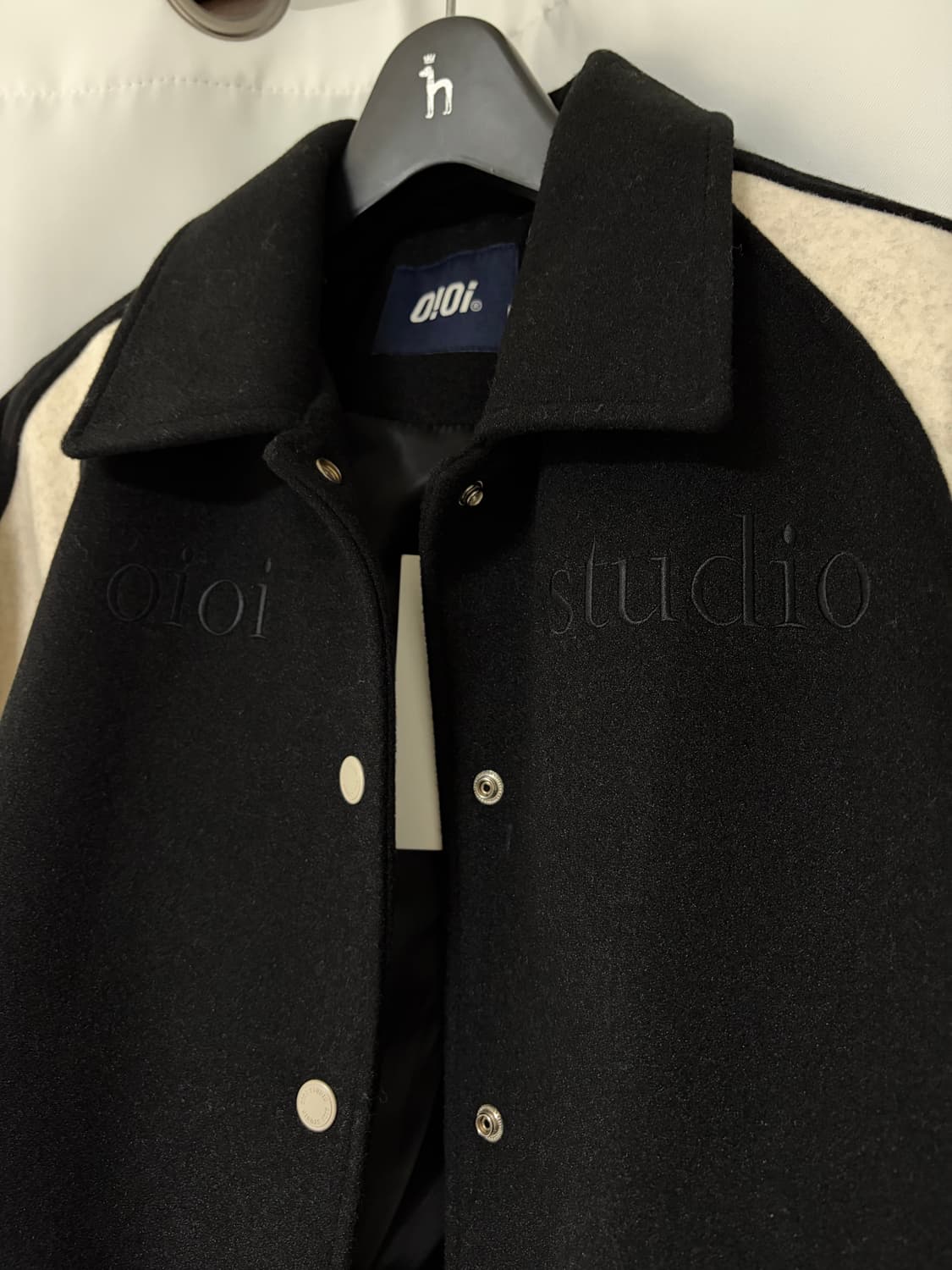 오아이오아이 레이어드 로고 크롭 바시티 자켓 상품이미지6