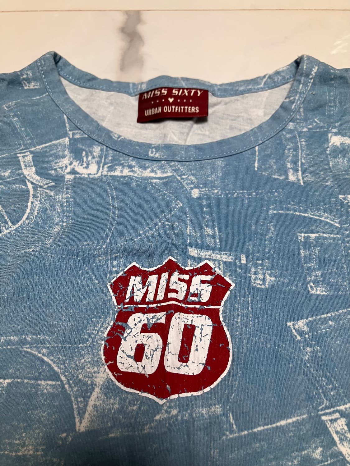 미스식스티 얼반아웃피터스 한정판 나시 티 데님 프린트 상품이미지3