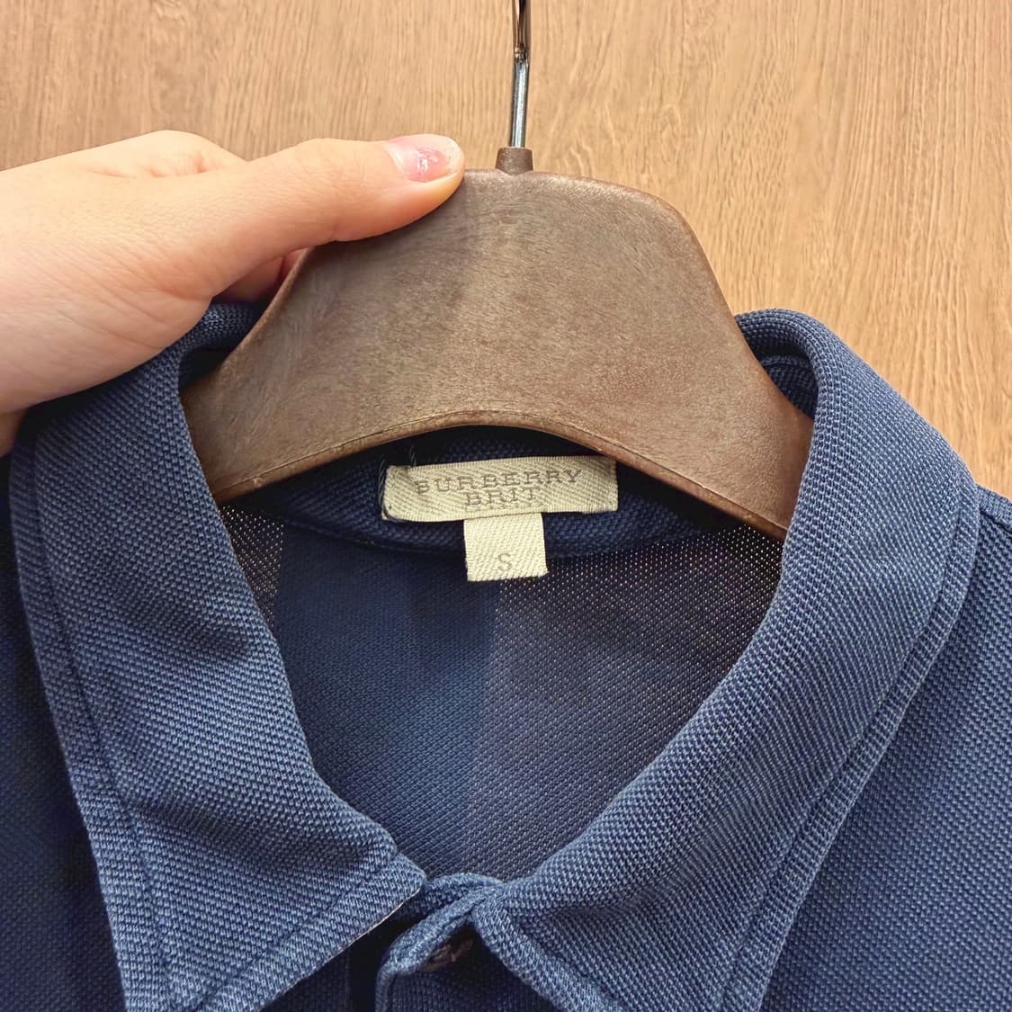 버버리 브릿 코튼 PK 티셔츠 화이트 로고 자수 디테일 레귤러핏 네이비 상품이미지6