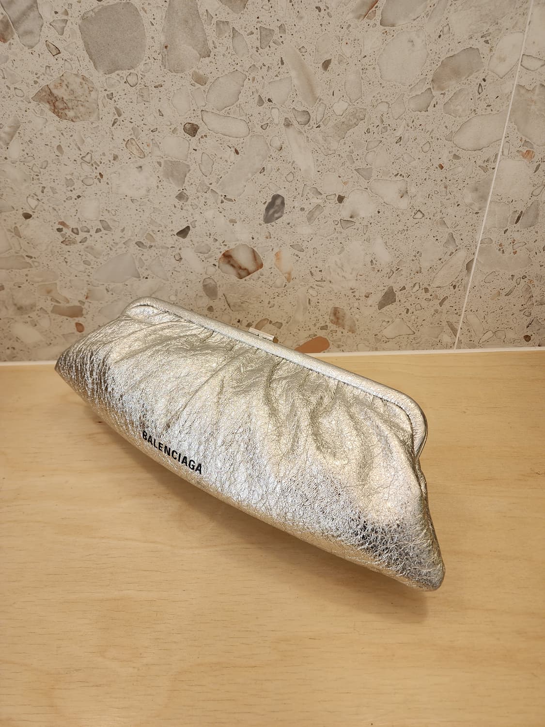 발렌시아가 클라우드 클러치백 XL 실버 618899 상품이미지2