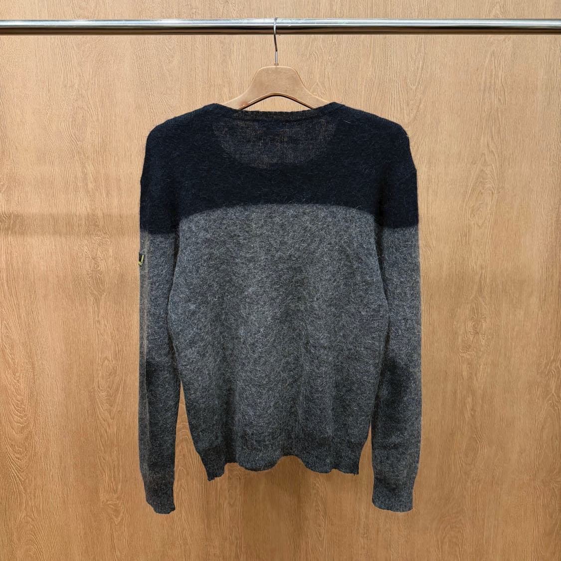 도나카란 뉴욕 라운드넥 니트 블랙 배색 로고 라벨 디테일 레귤러핏 차콜 상품이미지3