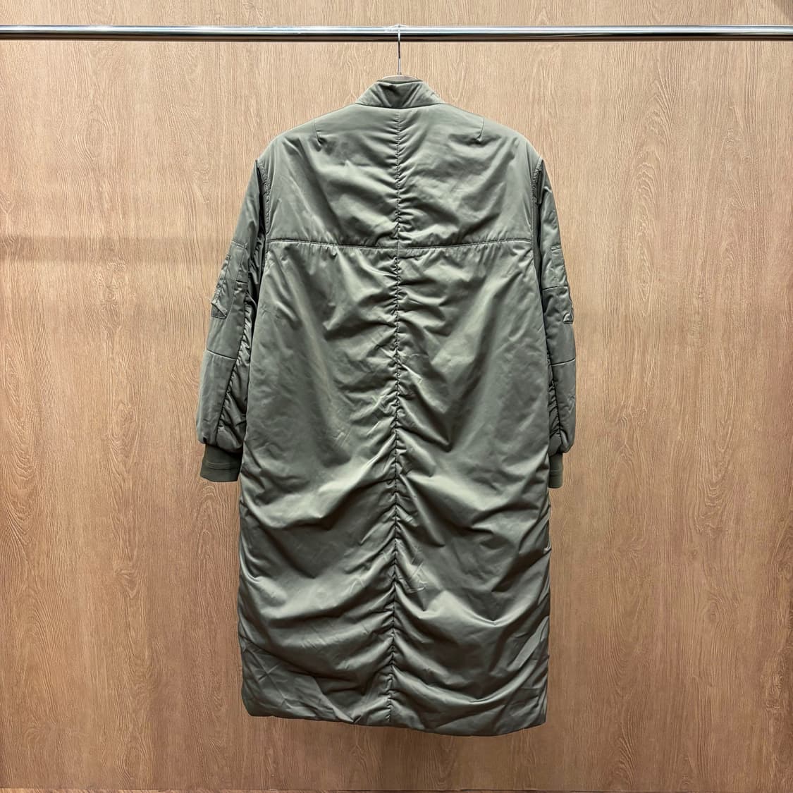 시스템 롱 패딩 자켓 미니멀 밀리터리 투웨이 소매 지퍼 포켓 디테일 카키 상품이미지3