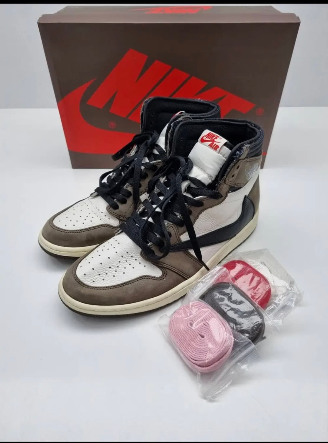 나이키 x 트래비스 스캇 에어 조던 1 하이 OG 상품이미지1