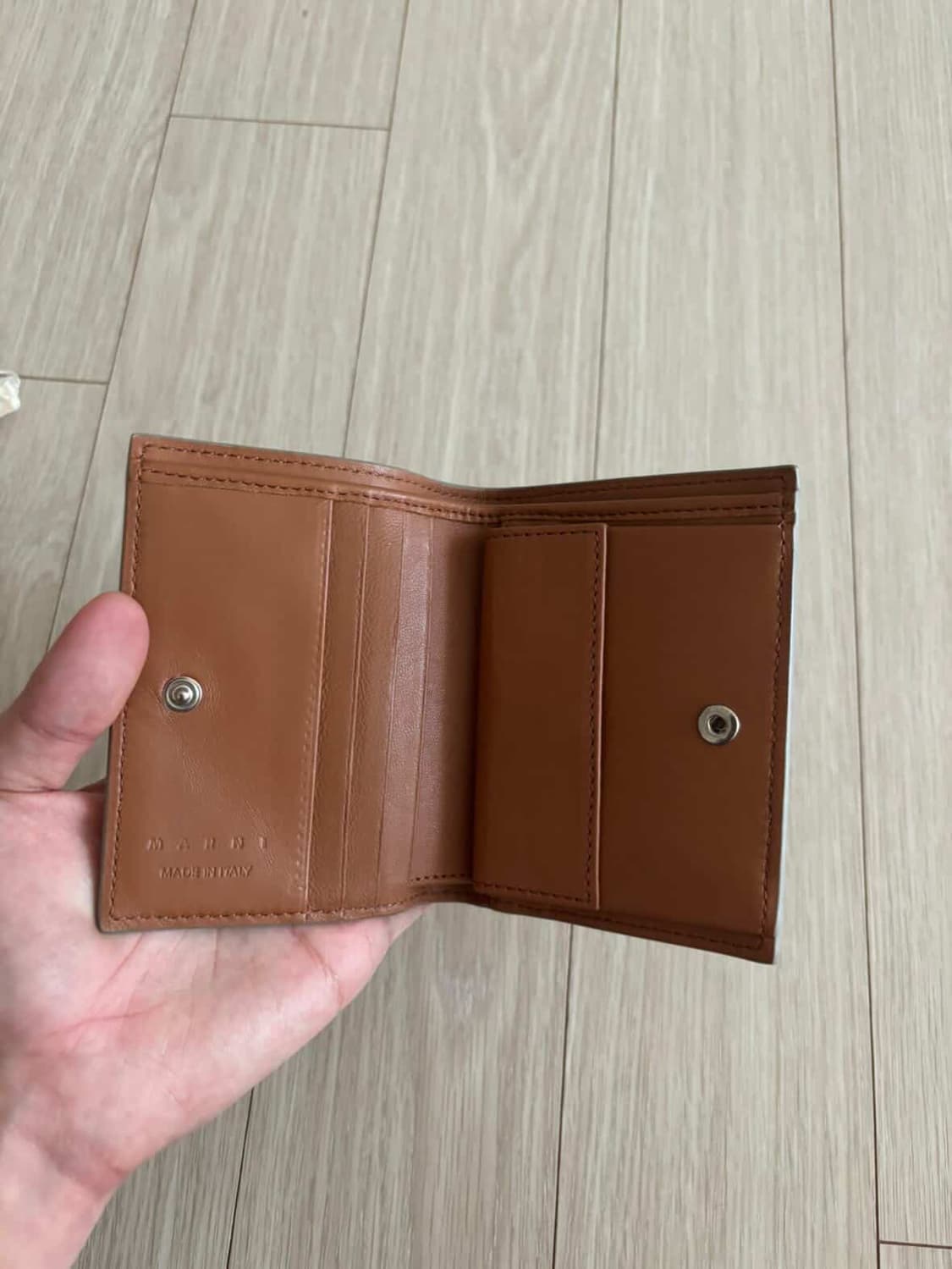 마르니 멘딩 장식 그레이 가죽 2단 지갑 상품이미지3