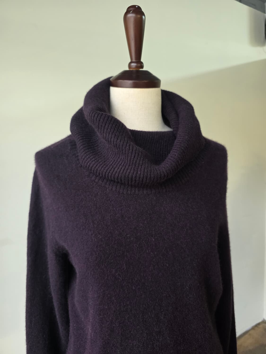 캐시미어100 보라 터틀넥 니트 상품이미지2