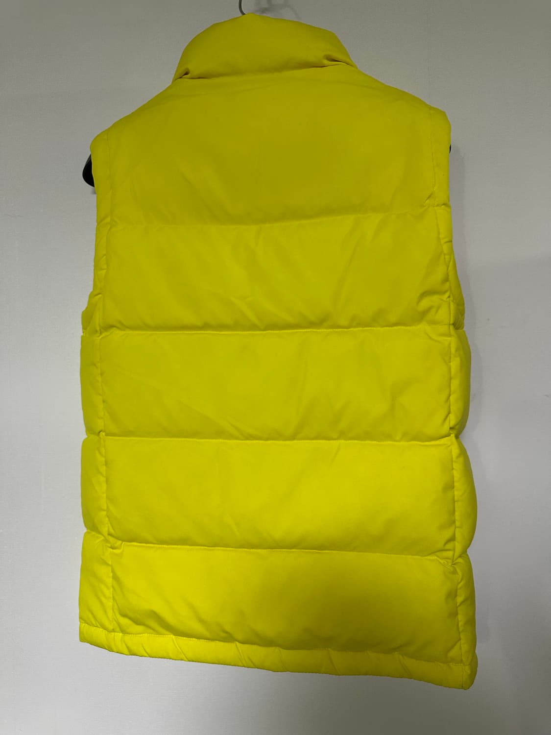 데상트 노란색 패딩 조끼 상품이미지2