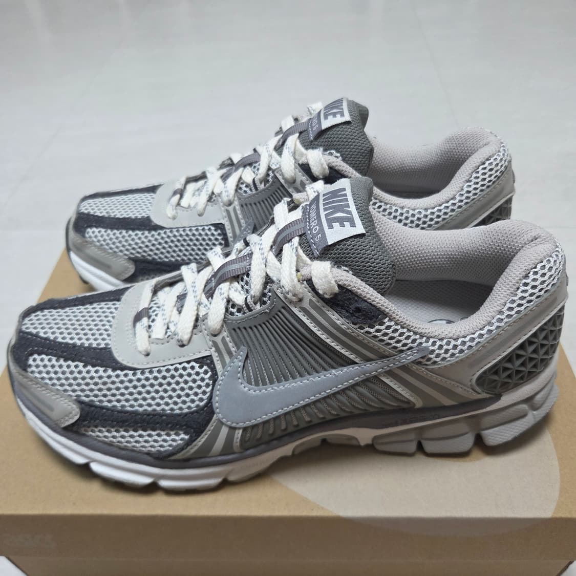 나이키 줌 보메로 5 프리미엄 아이언 오어 FD0791-012 상품이미지1