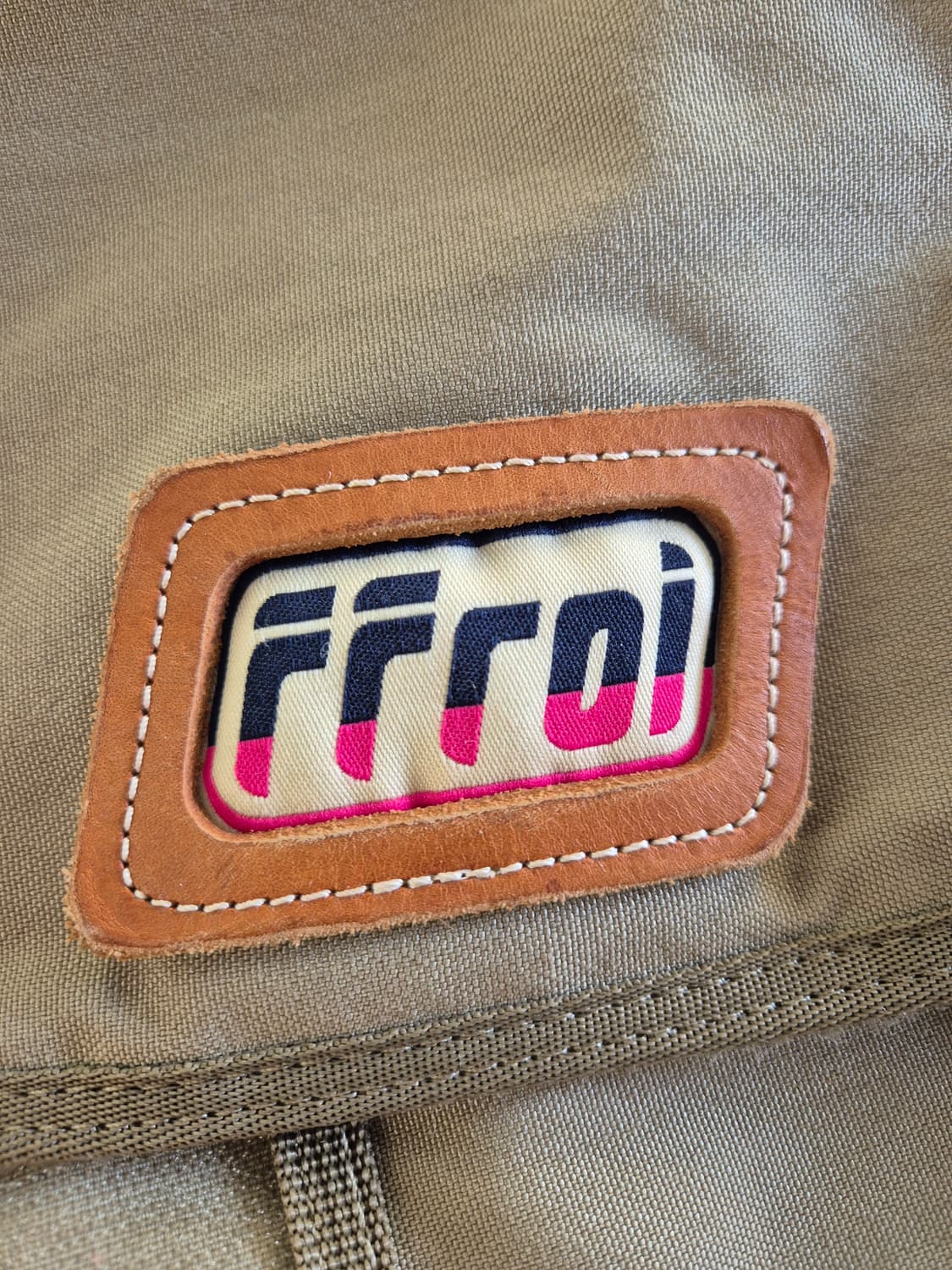 프루아 카키색 메신저백 상품이미지4