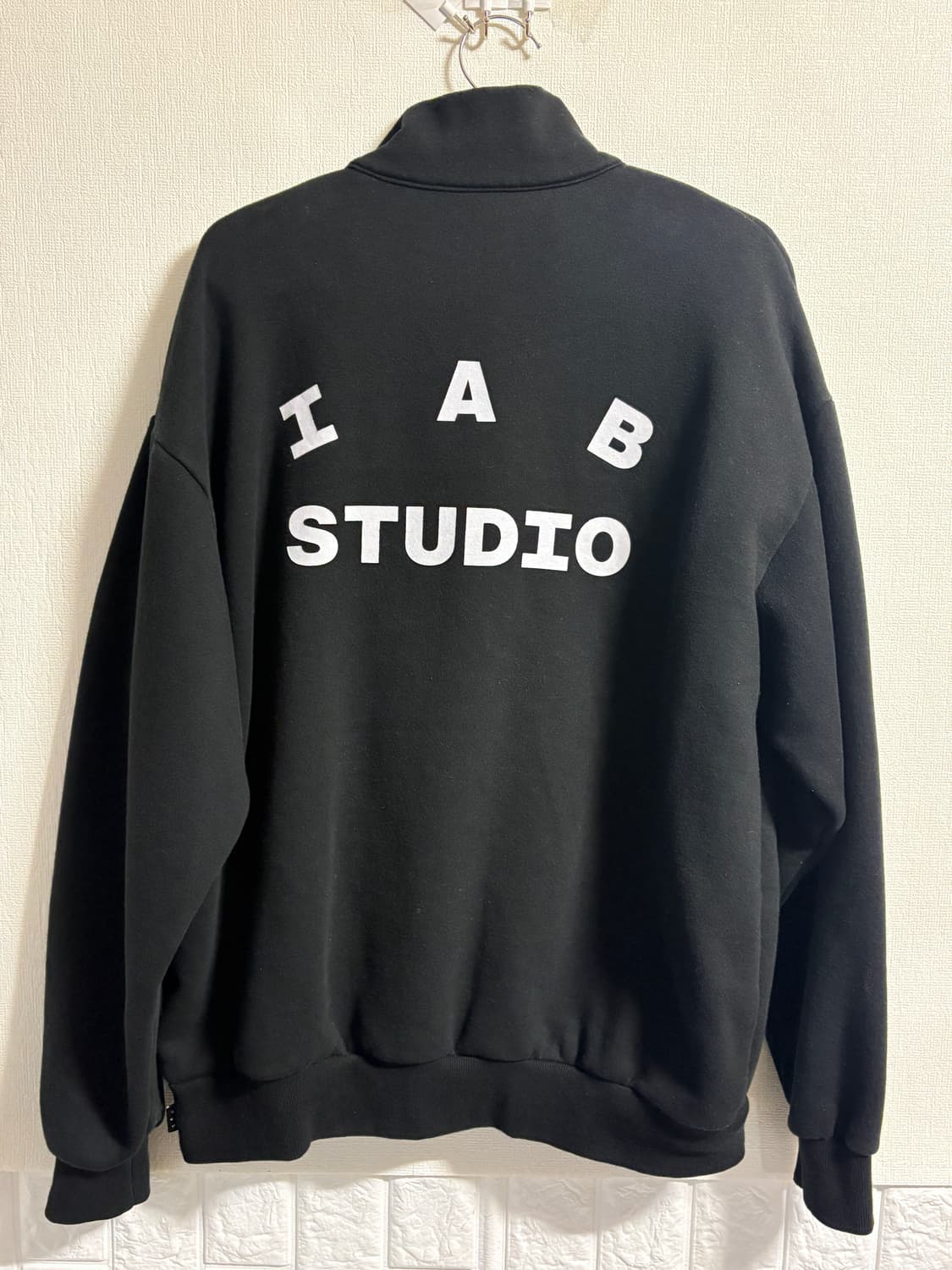 아이앱 스튜디오 하프 집업 블랙 화이트 상품이미지3