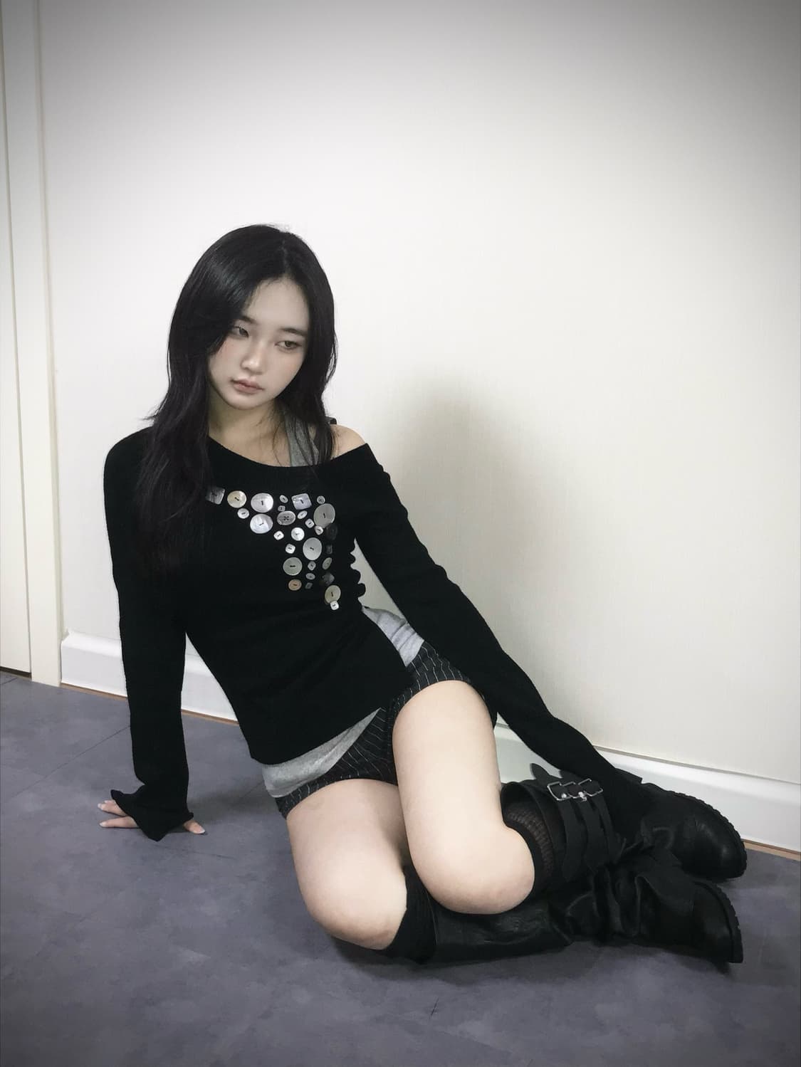 Off-Shoulder Mother-of-Pearl Buttons  상품이미지1